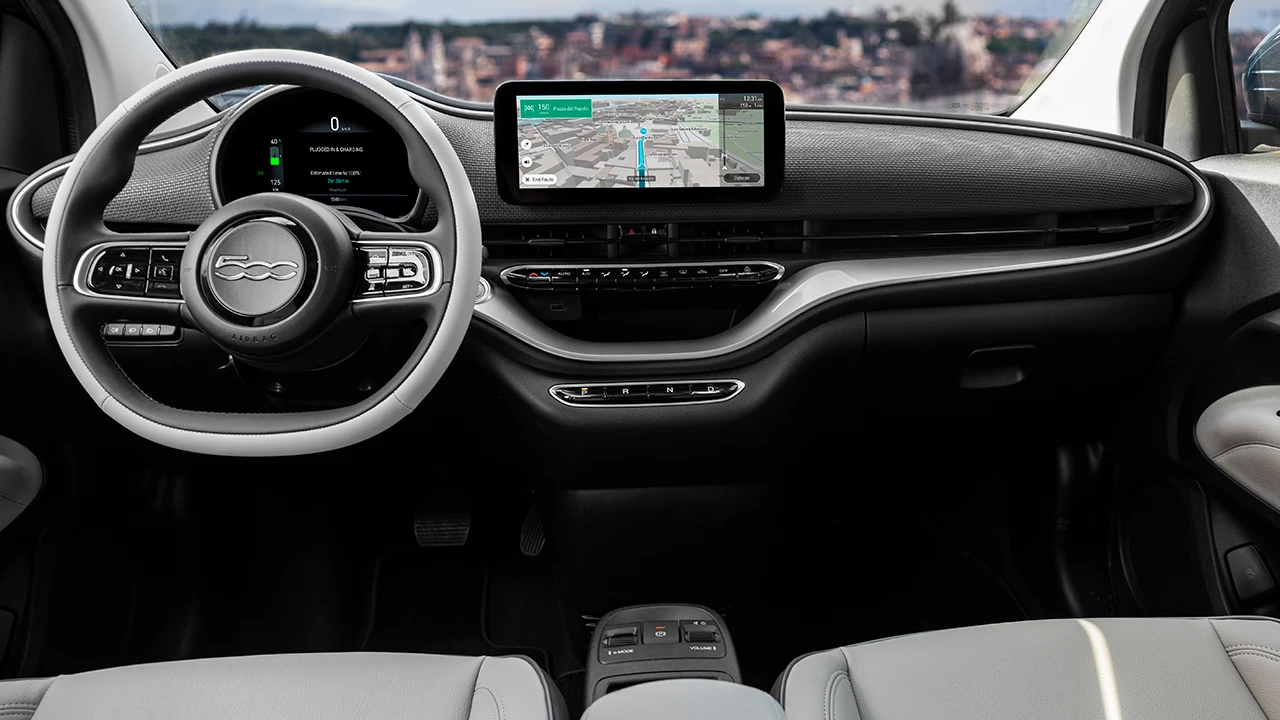 Fiat 500e 42 kWh screens view