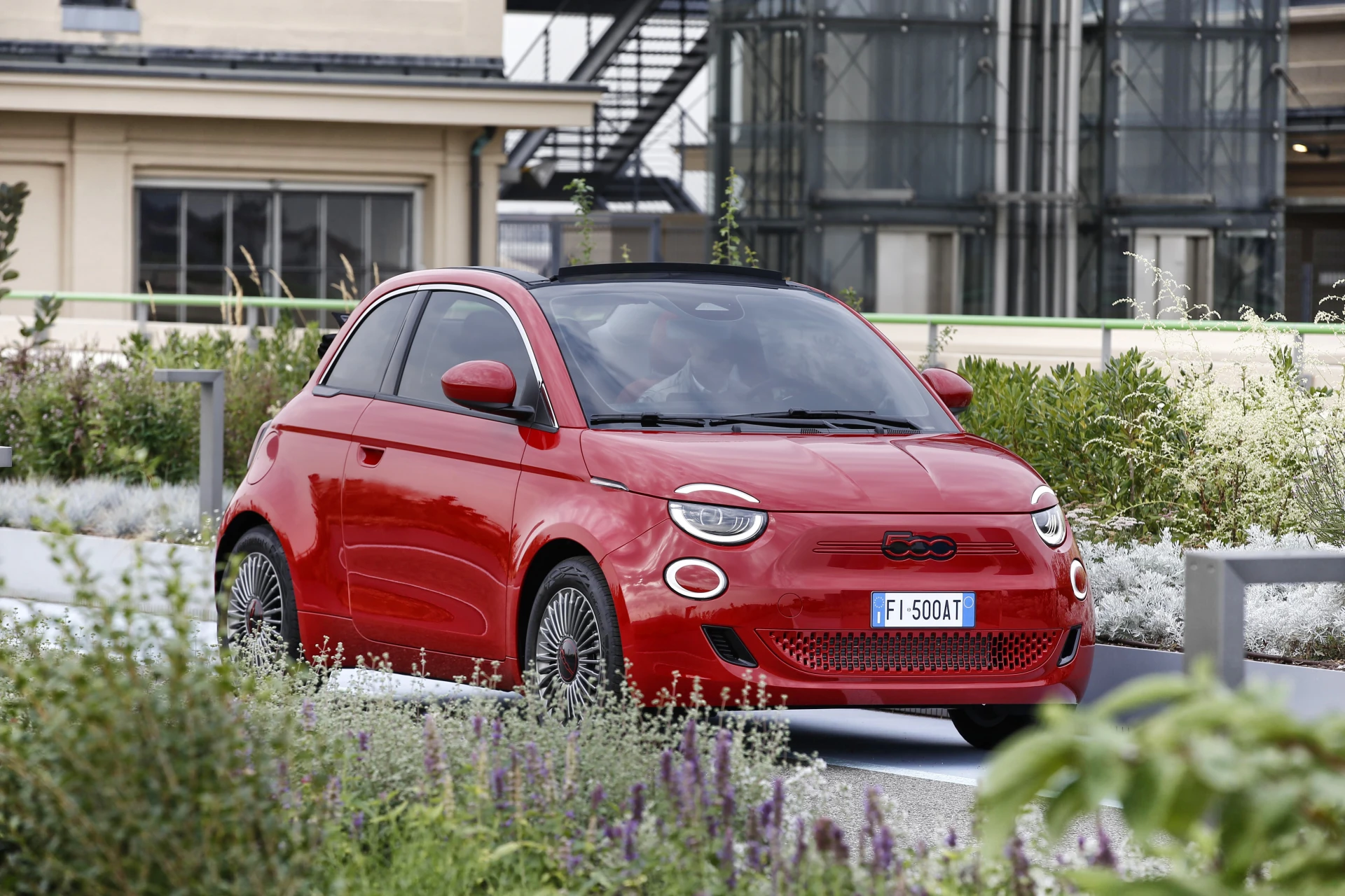 Fiat 500e 42 kWh exterior view