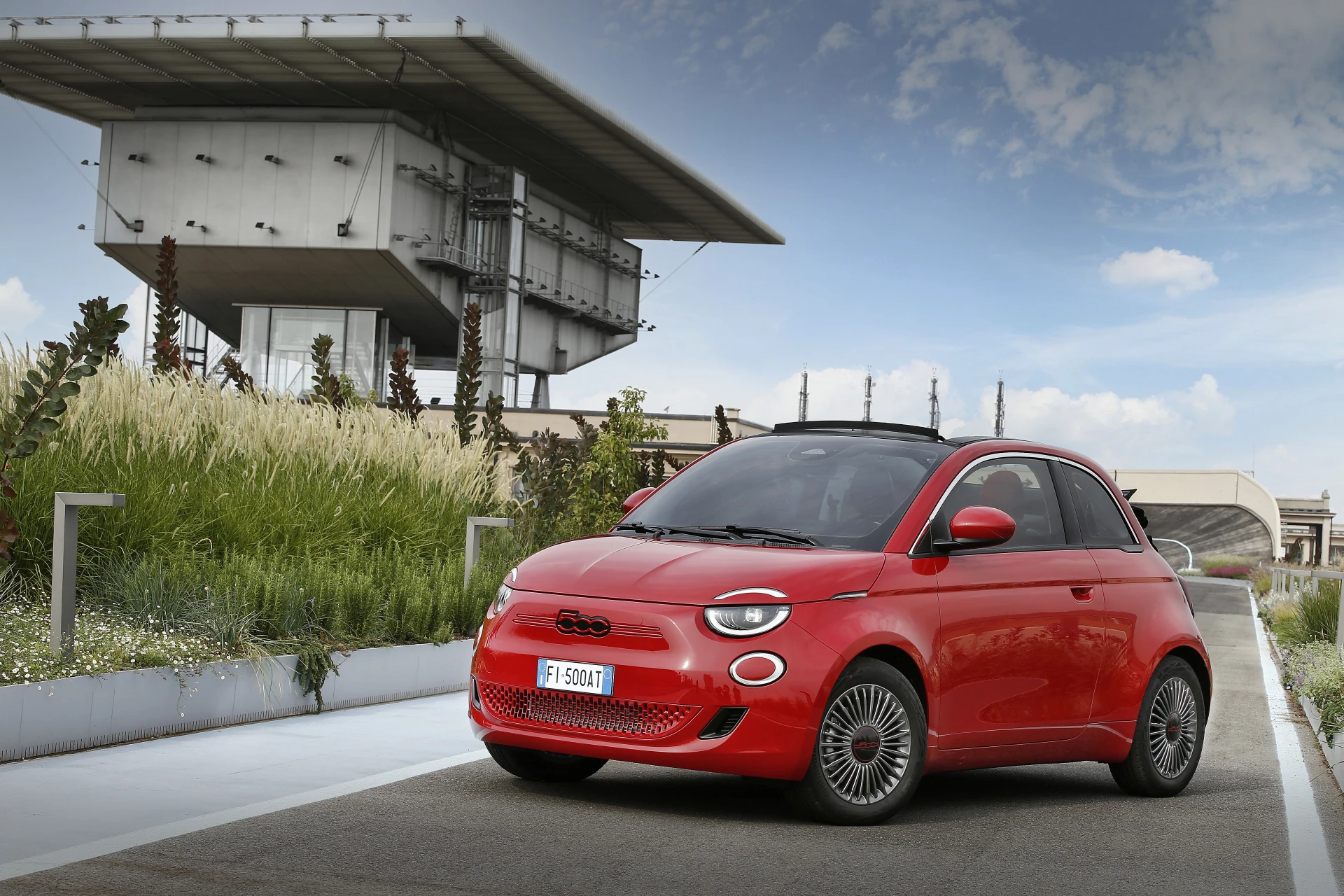Fiat 500e 42 kWh exterior view