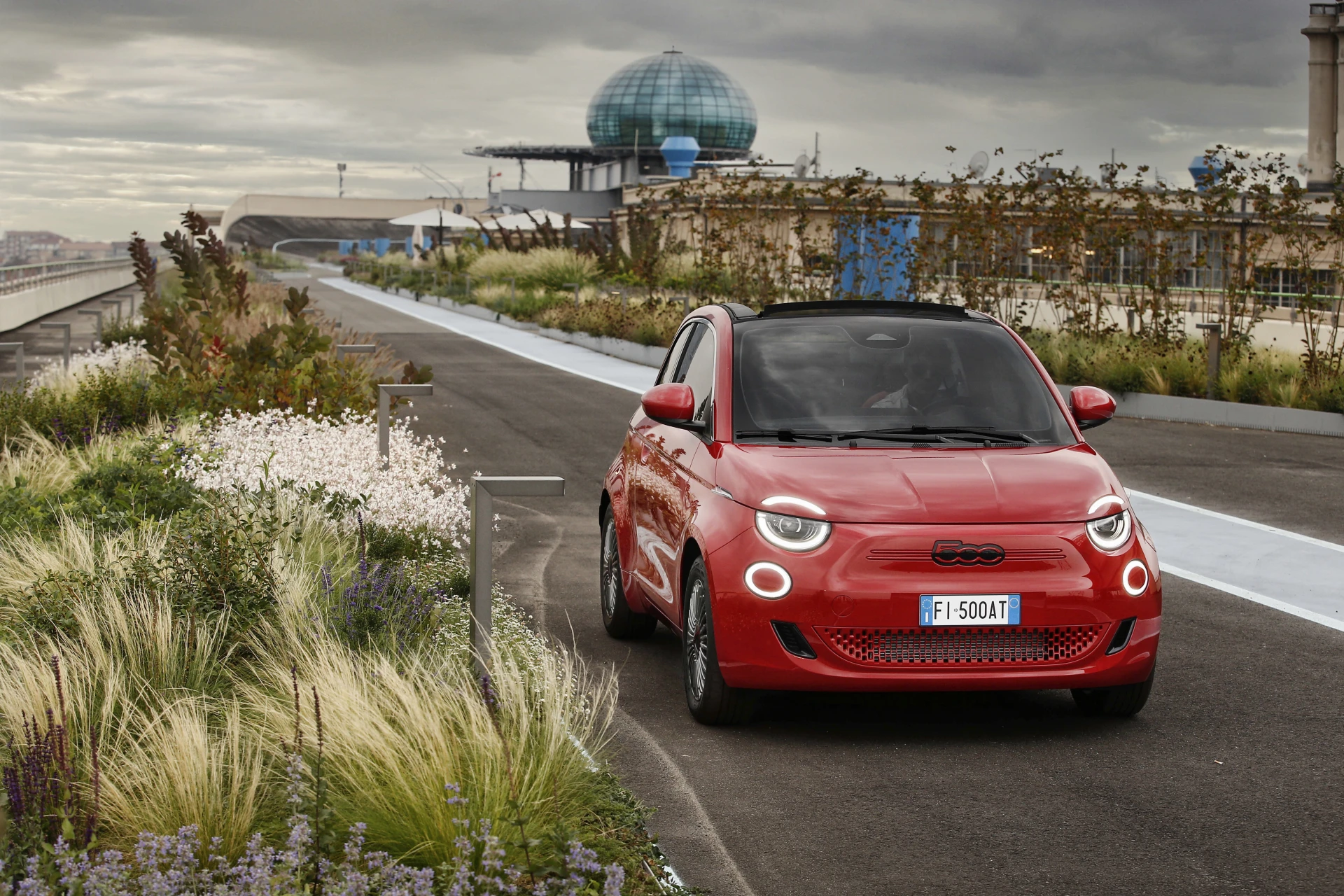 Fiat 500e 42 kWh exterior view