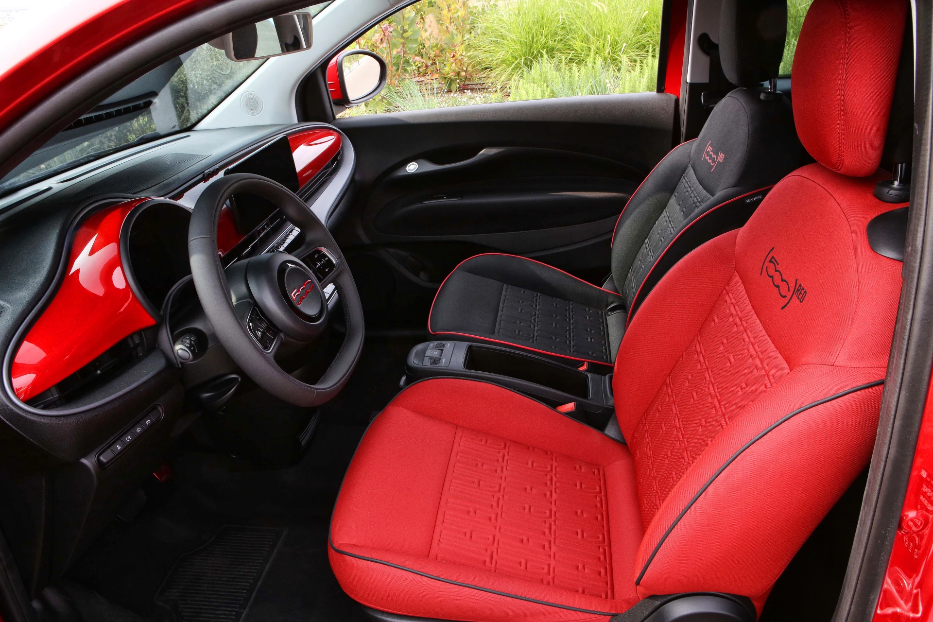 Fiat 500e 42 kWh frontseats view