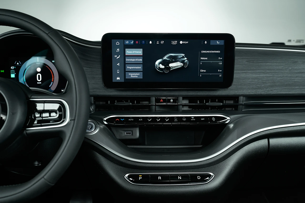 Fiat 500e 42 kWh screens view