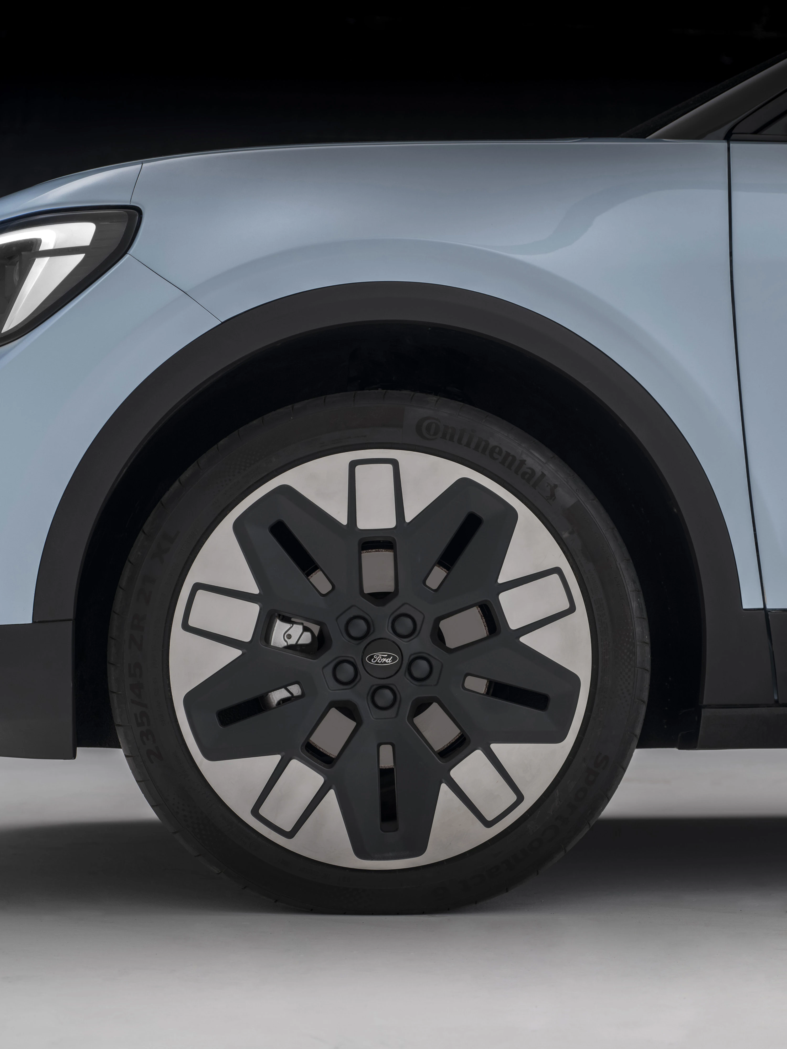 Ford Explorer Extended Range AWD wheels view