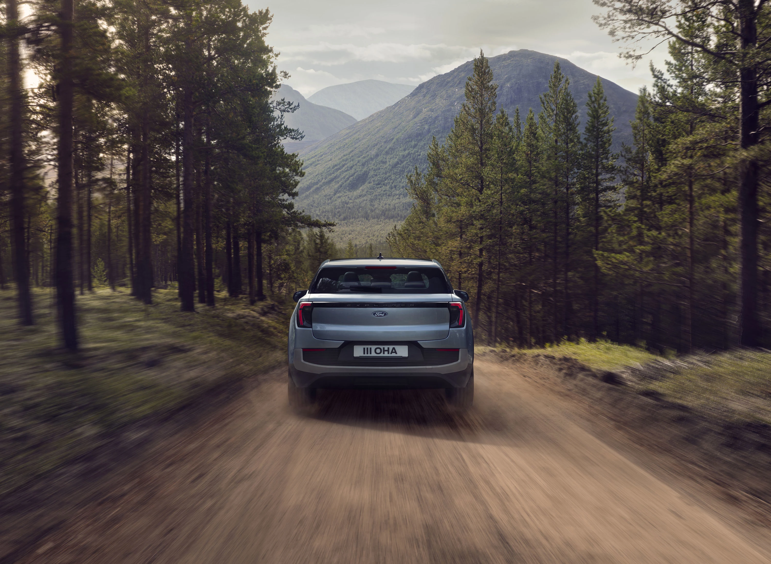Ford Explorer Extended Range RWD exterior view