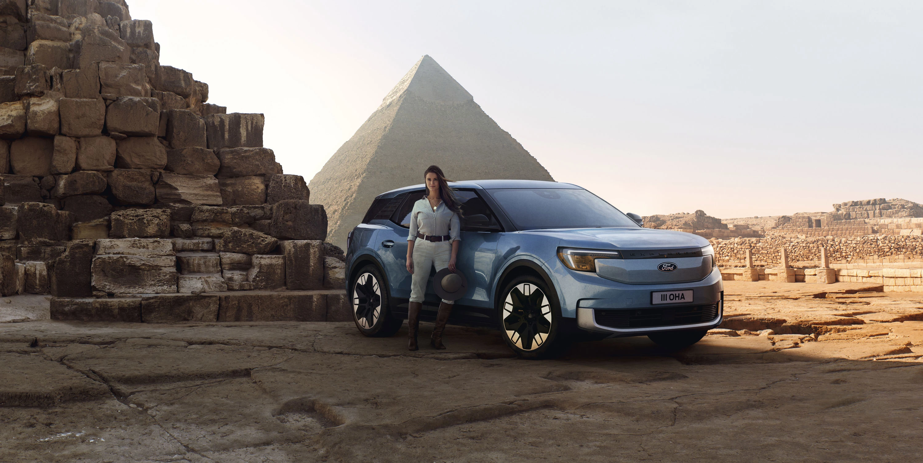 Ford Explorer Extended Range RWD exterior view
