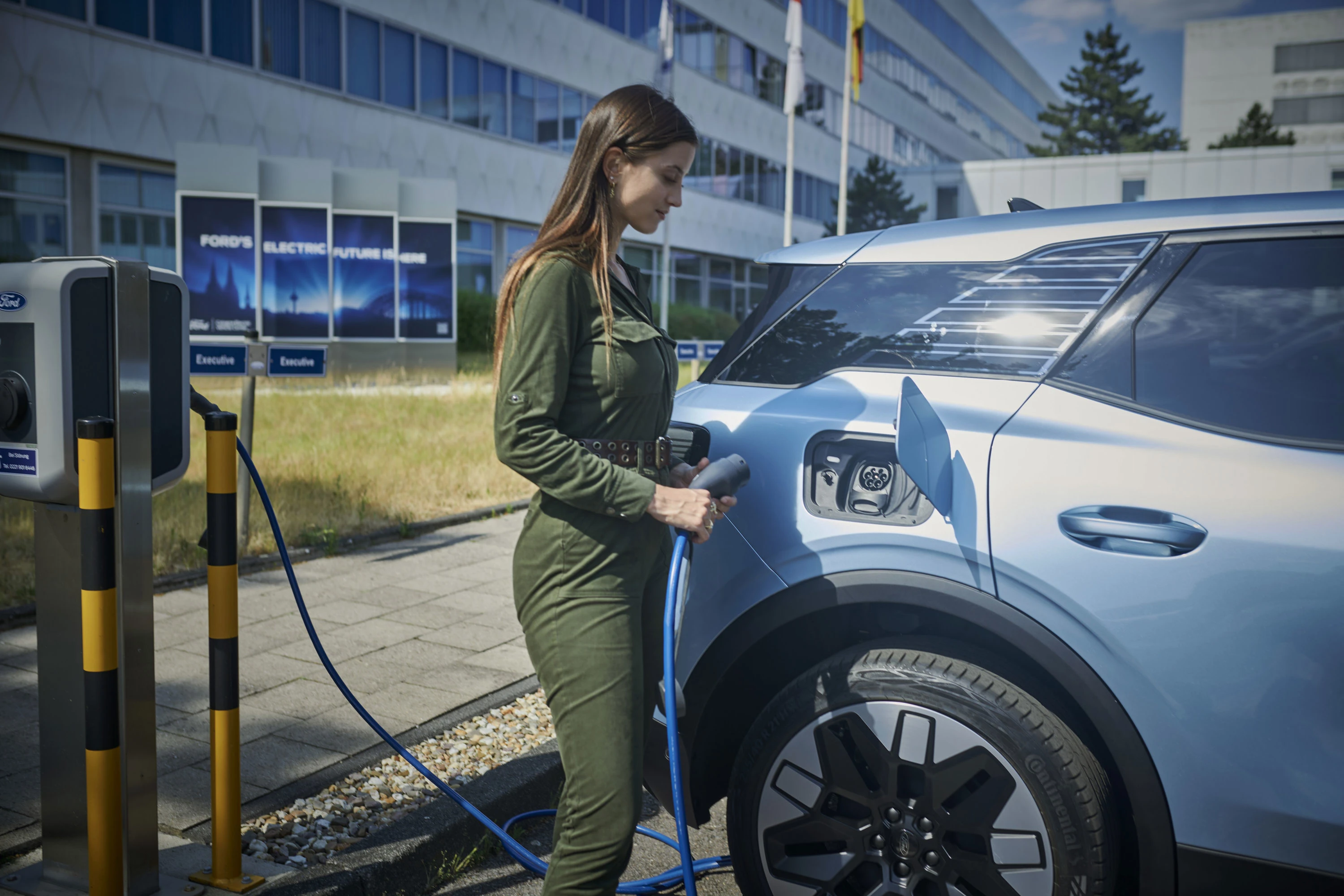 Ford Explorer Standard Range RWD charging view