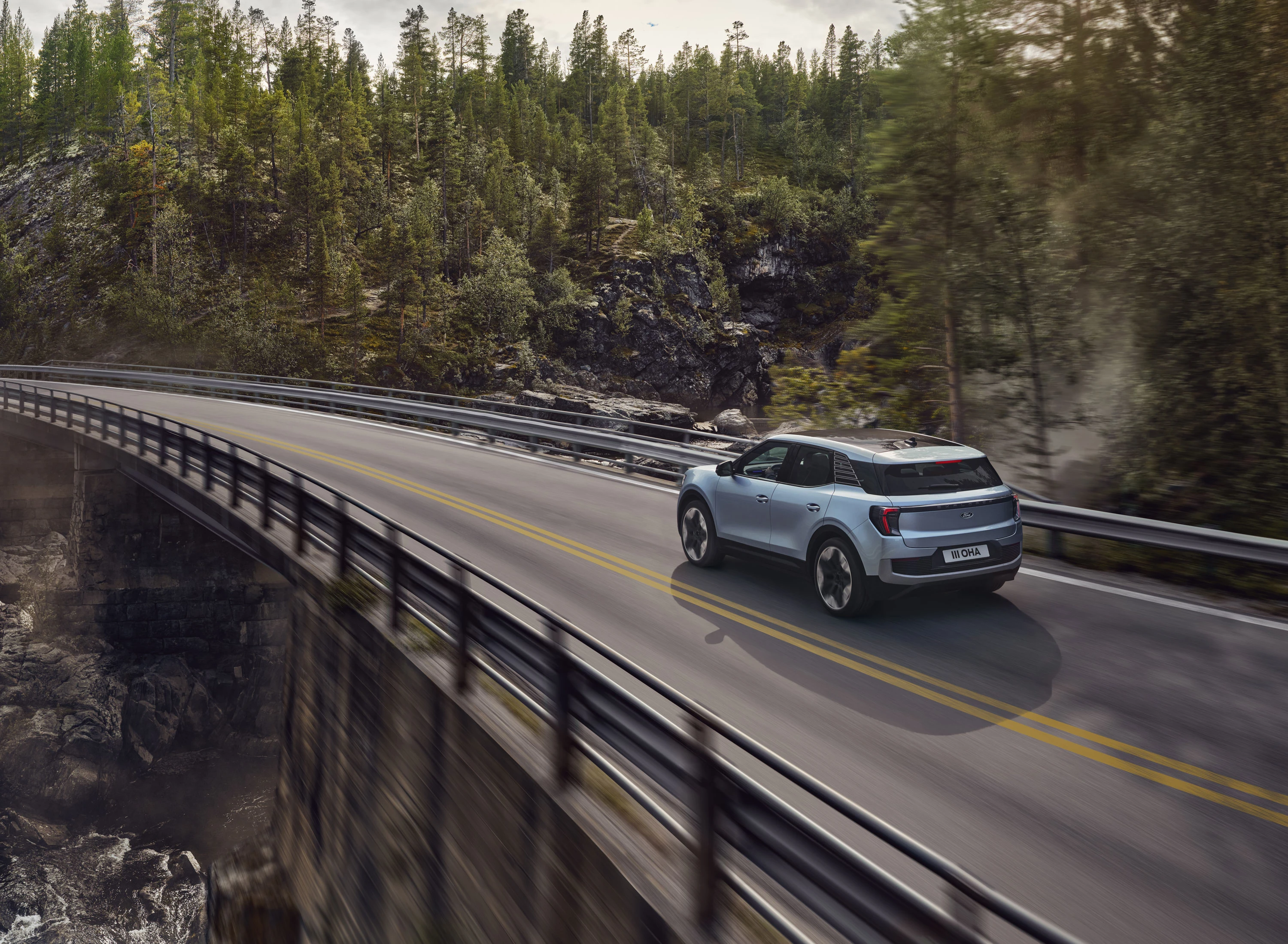 Ford Explorer Standard Range RWD exterior view