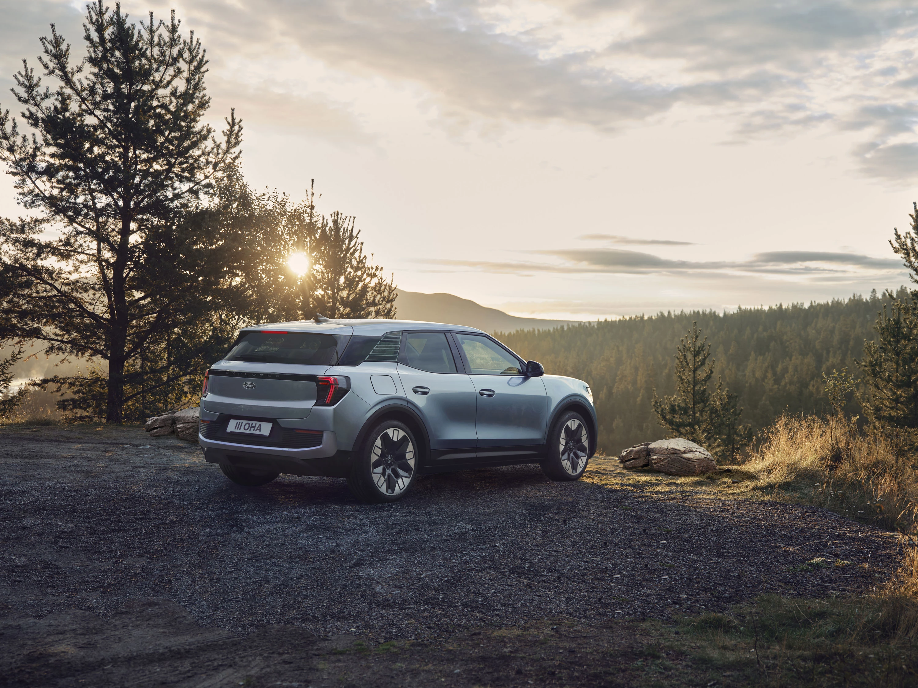 Ford Explorer Standard Range RWD exterior view