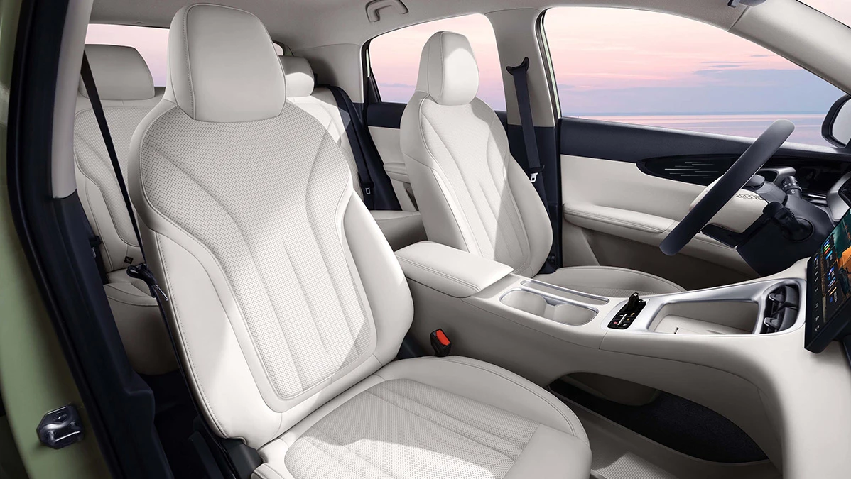 Geely E2 35.4 kWh frontseats view