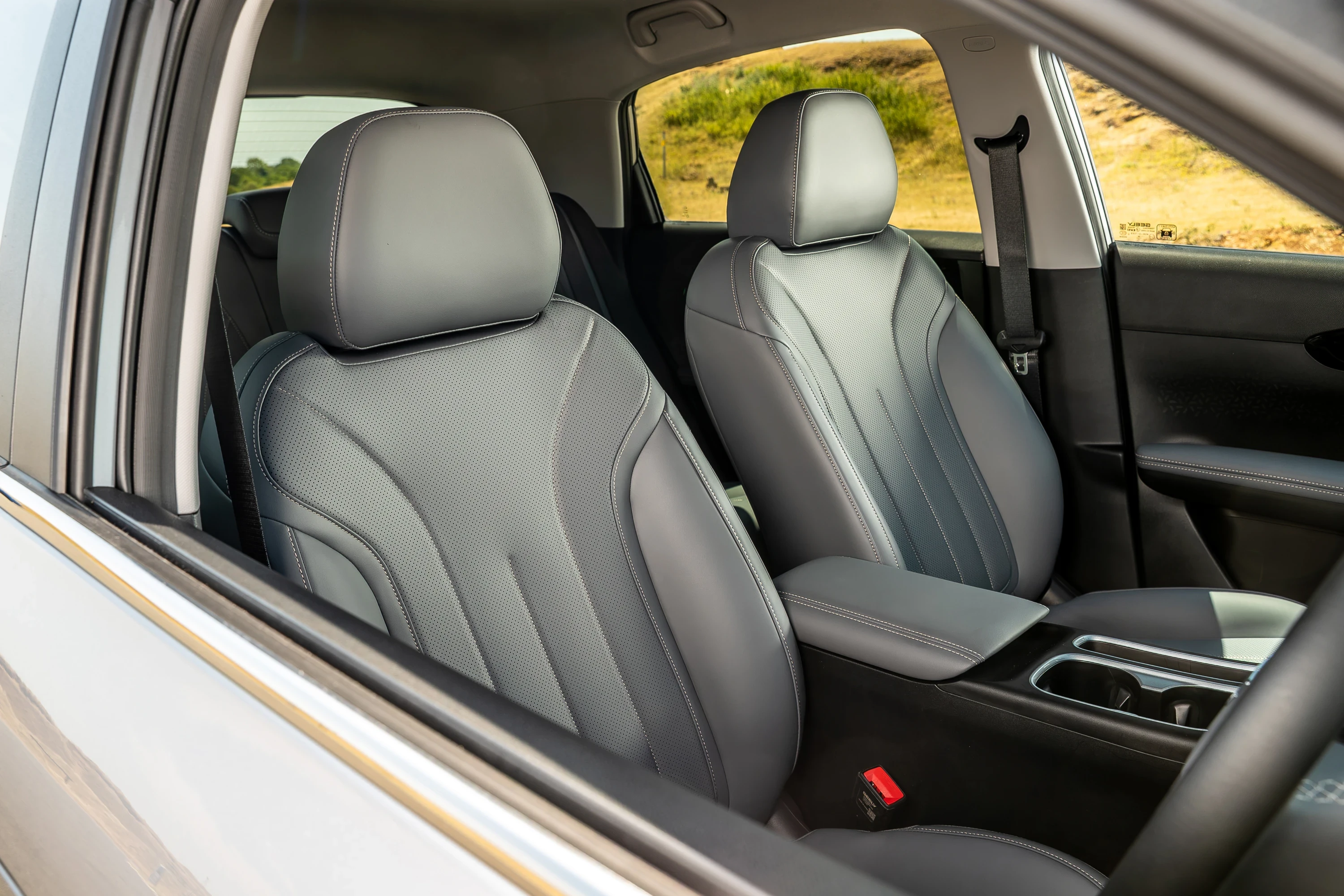 Geely EX2 35.4 kWh frontseats view