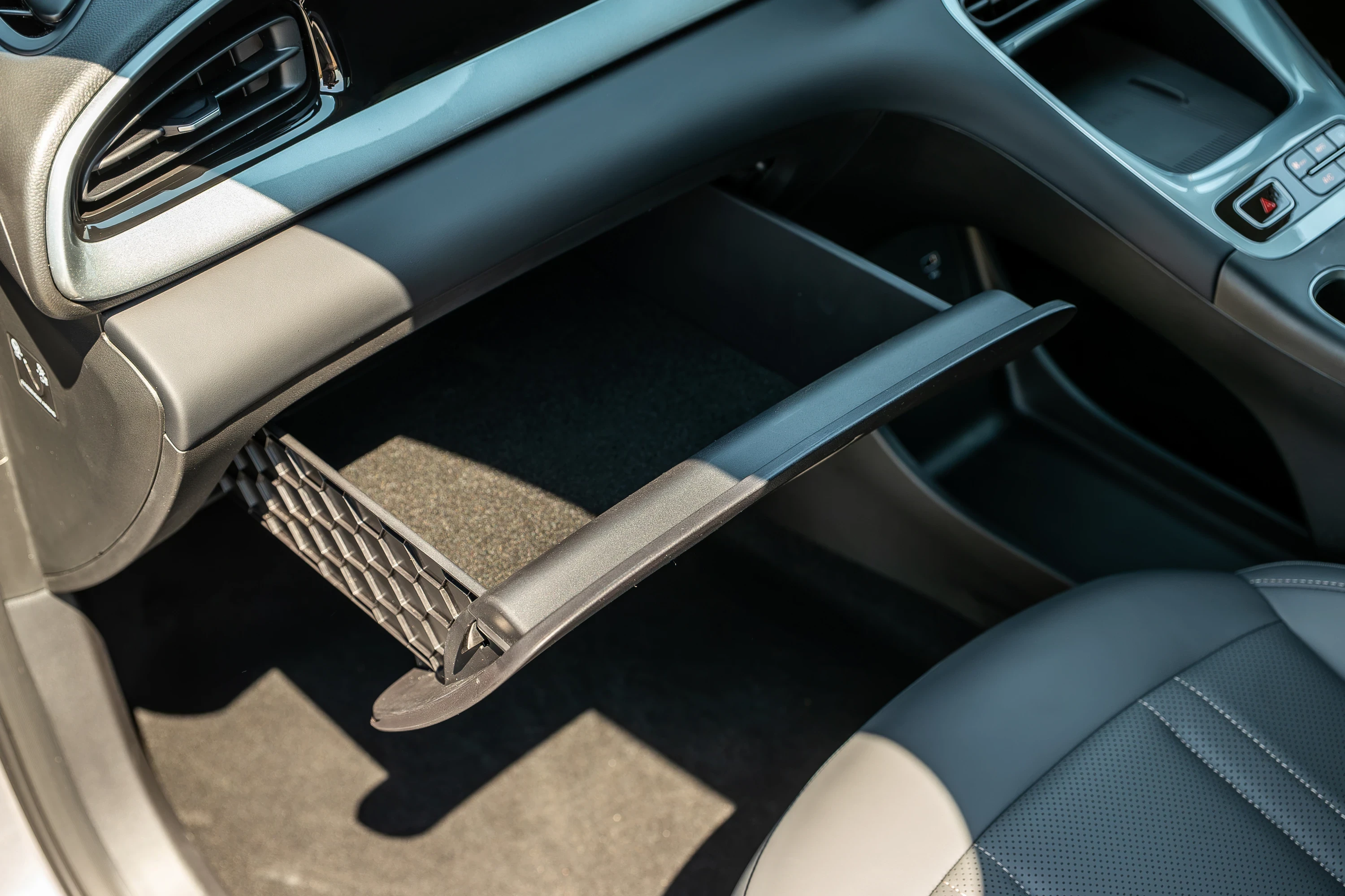 Geely EX2 35.4 kWh interiorstorage view