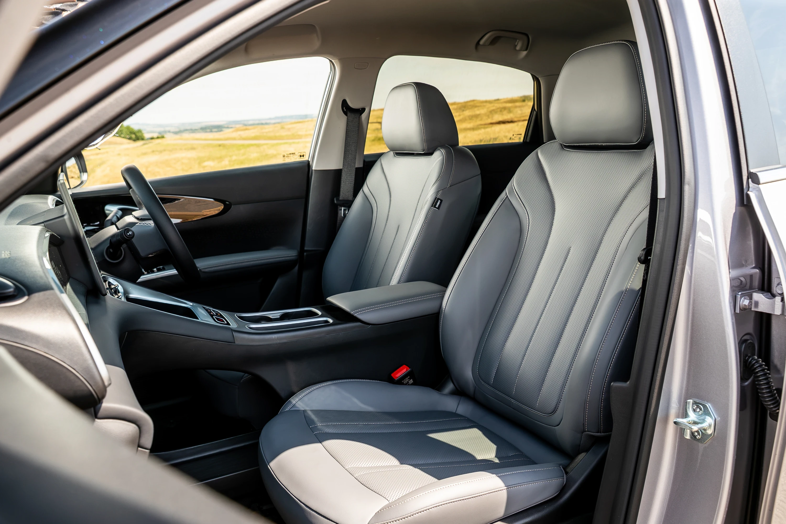 Geely EX2 47.1 kWh frontseats view