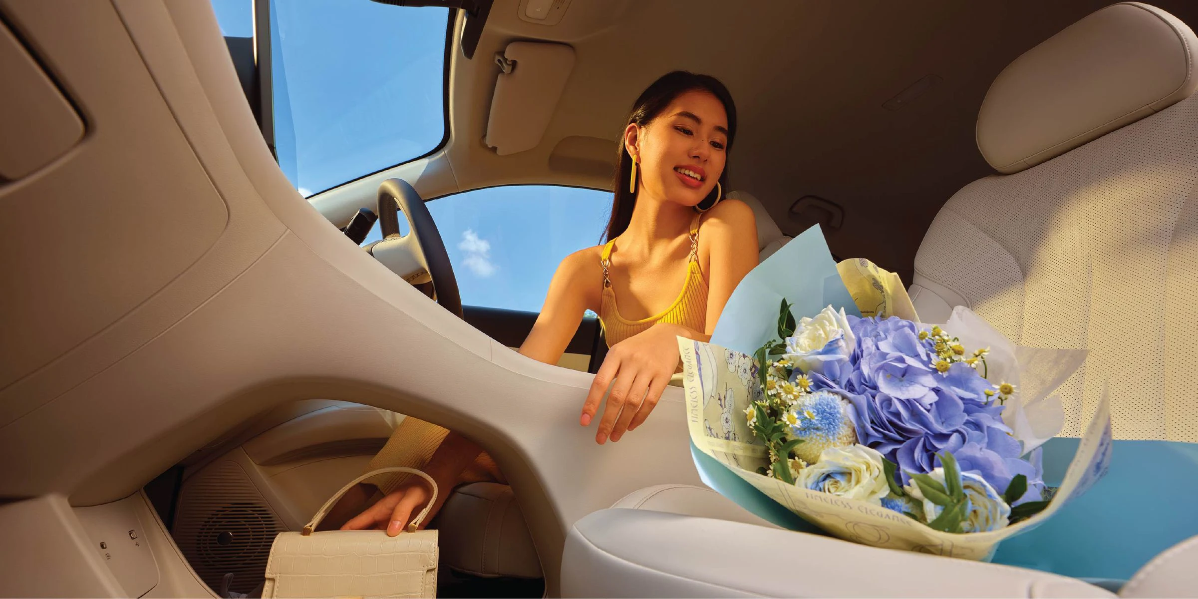 Geely EX2 47.1 kWh frontseats view