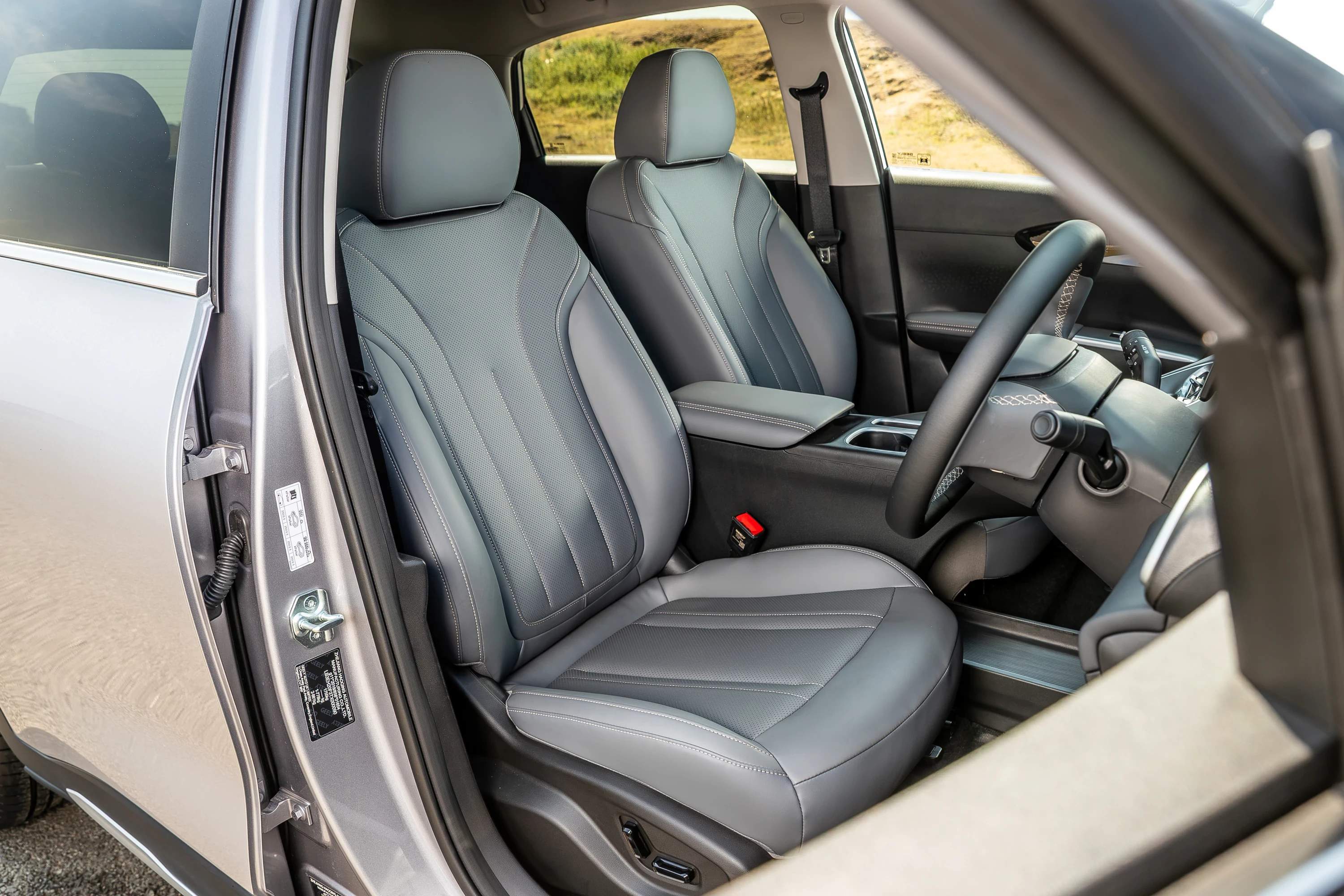 Geely EX2 47.1 kWh frontseats view