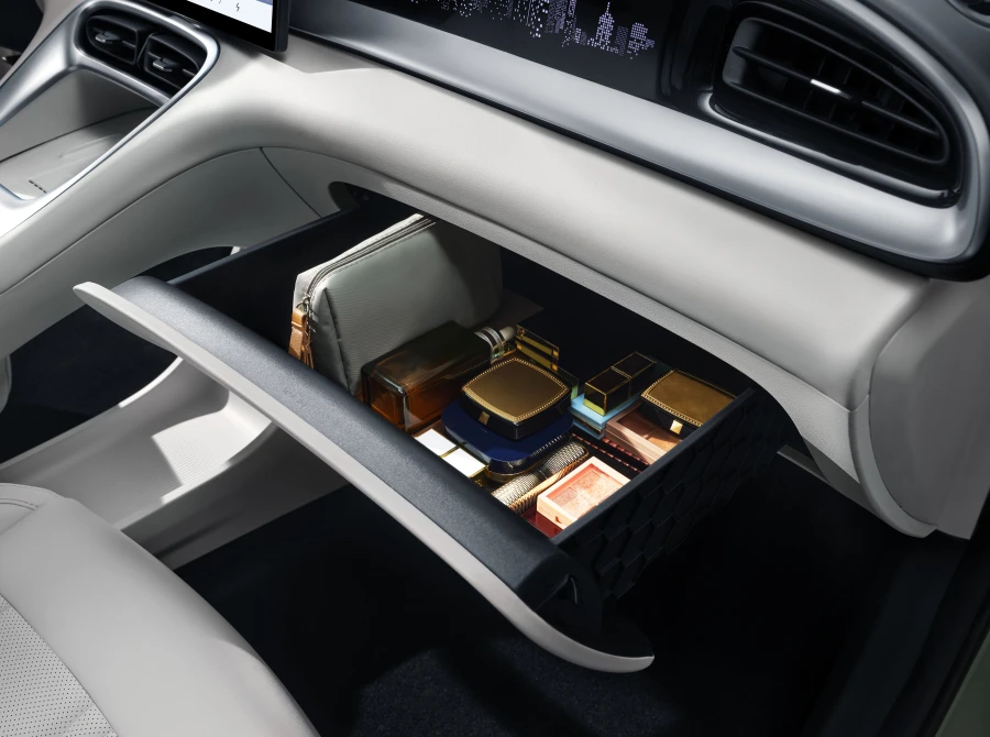 Geely EX2 47.1 kWh interiorstorage view