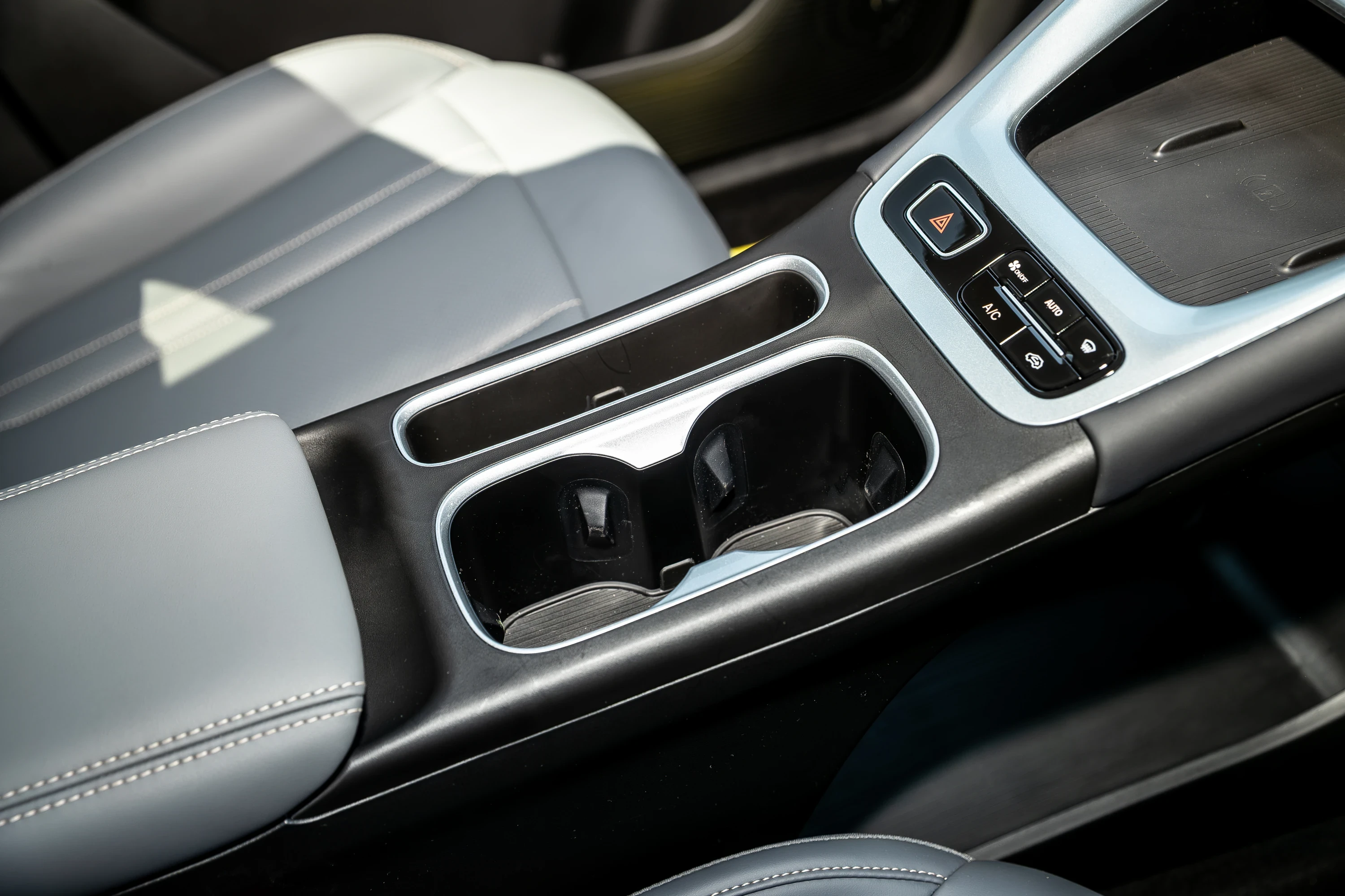 Geely EX2 47.1 kWh interiorstorage view