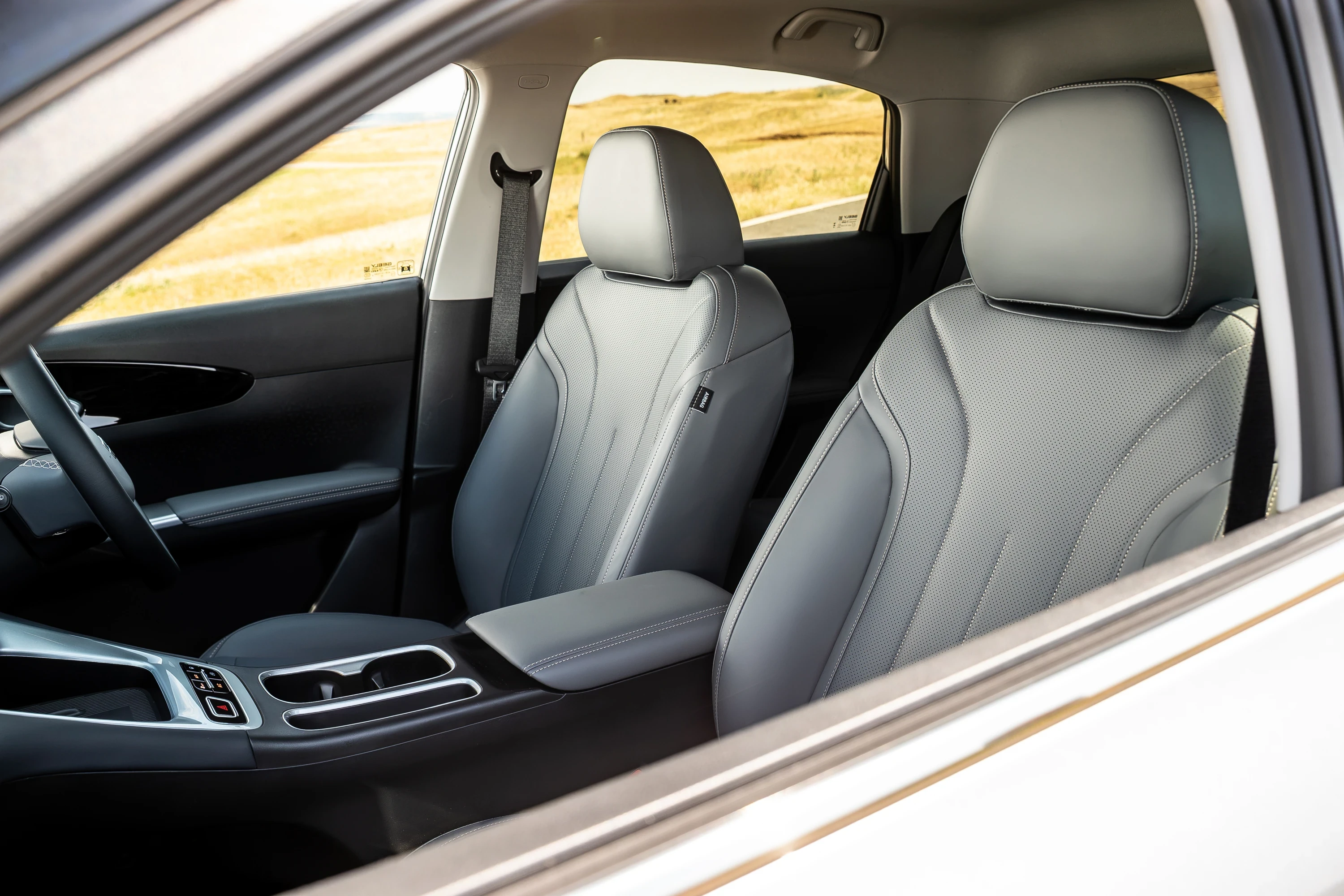 Geely EX2 47.1 kWh frontseats view