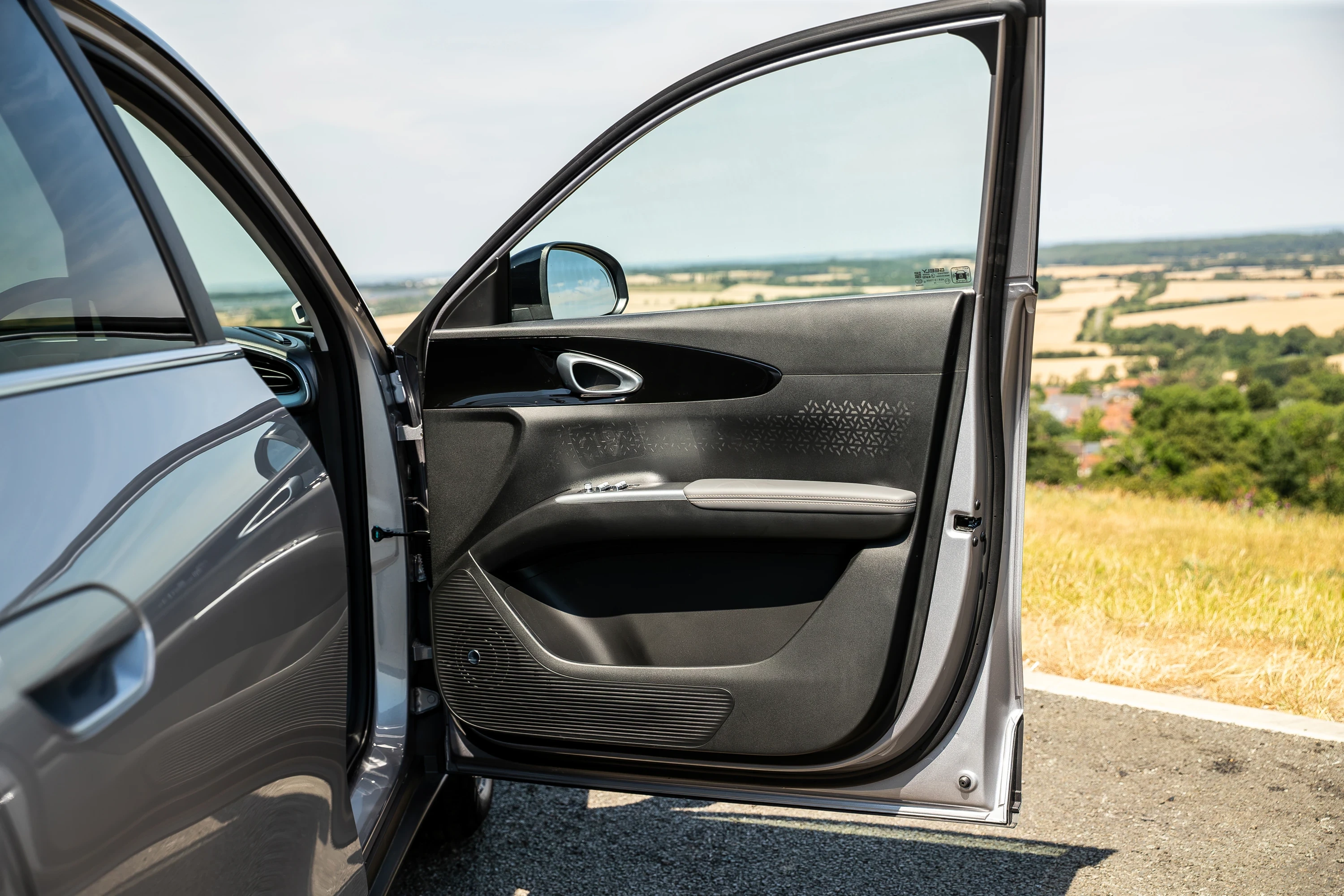 Geely EX2 47.1 kWh door view