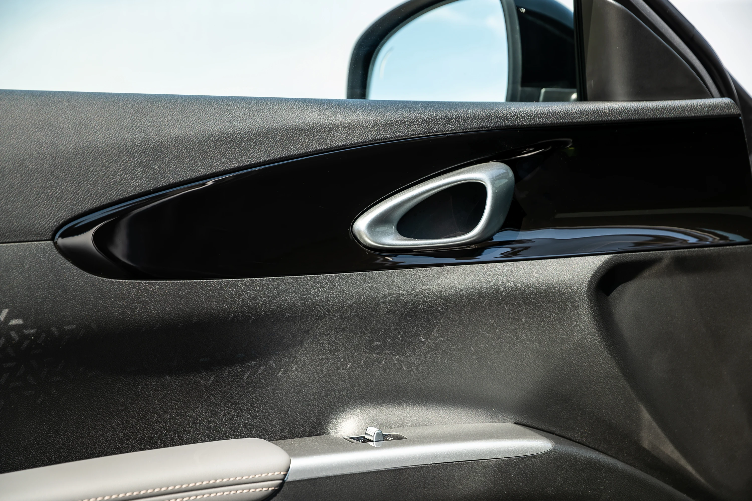 Geely EX2 47.1 kWh doorhandle view