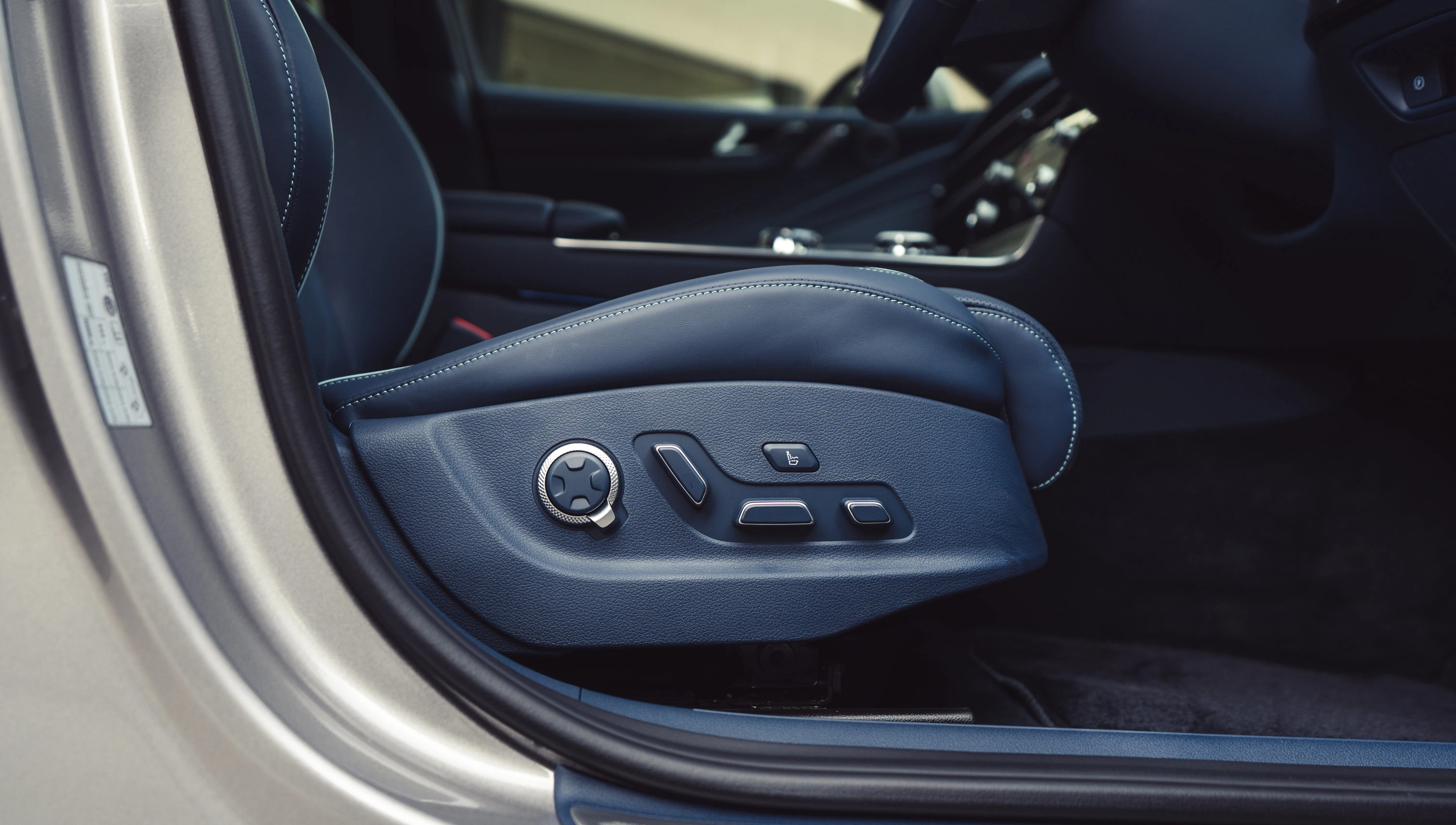Genesis G80 Electrified AWD frontseats view