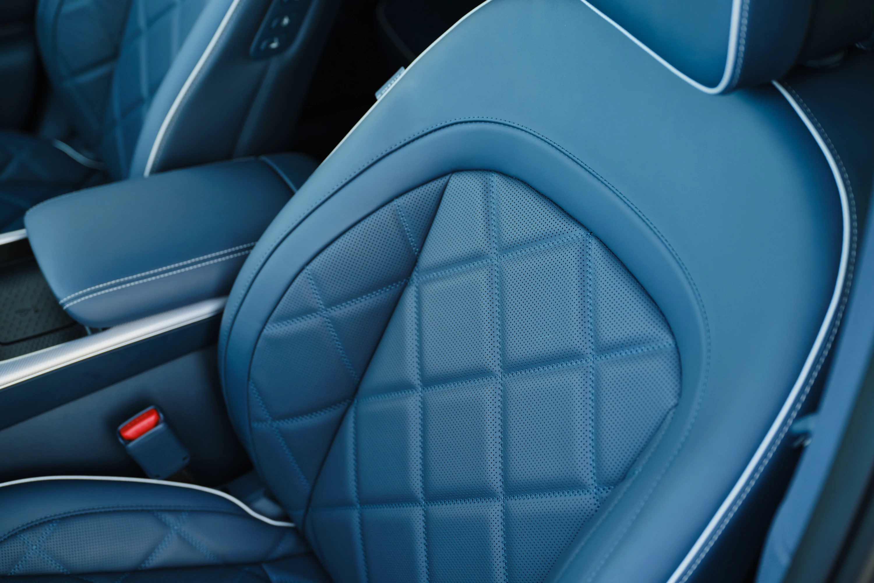 Genesis GV60 2026 RWD frontseats view