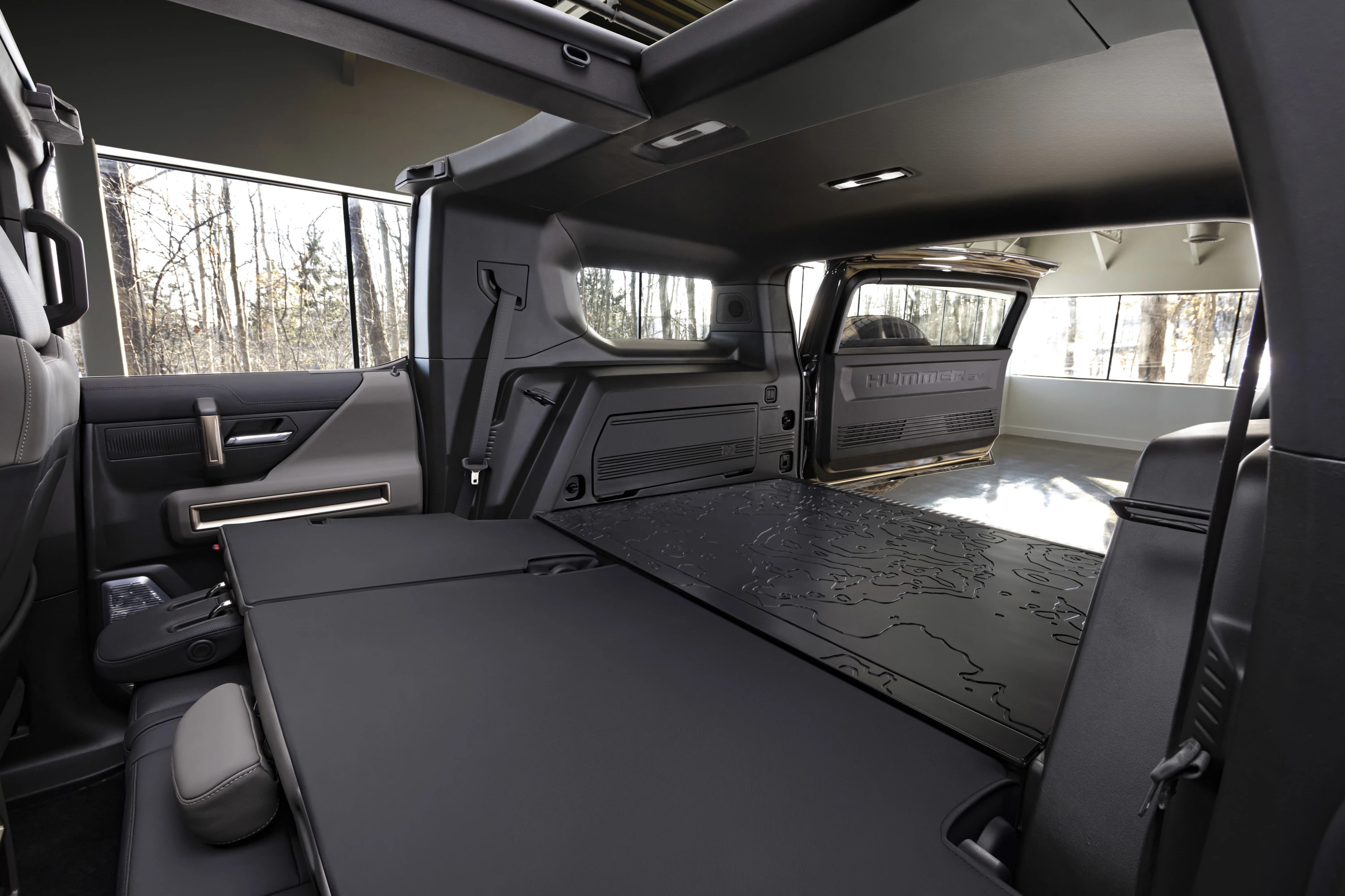 GMC Hummer EV SUV 3x trunk view