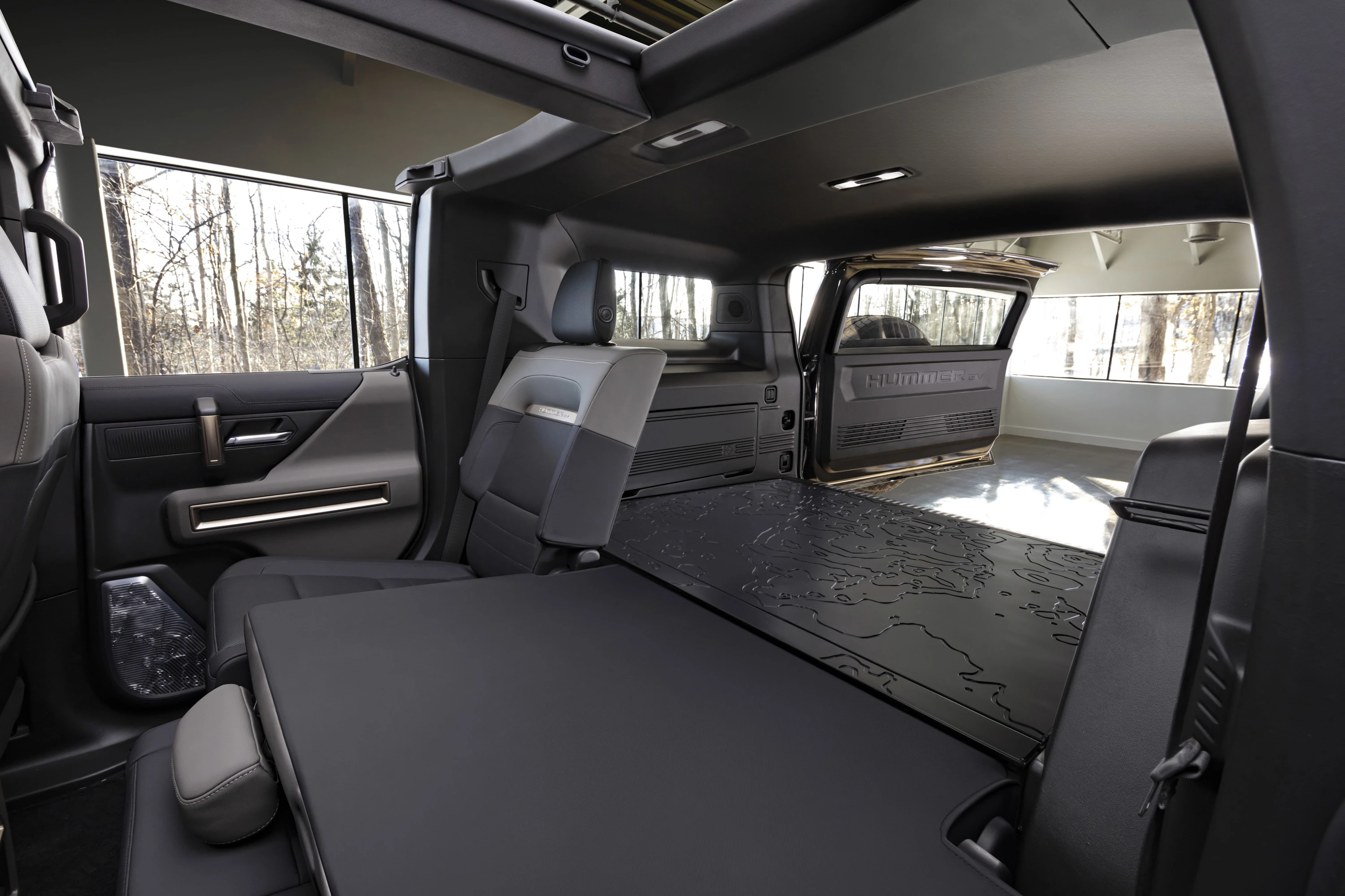 GMC Hummer EV SUV 3x trunk view