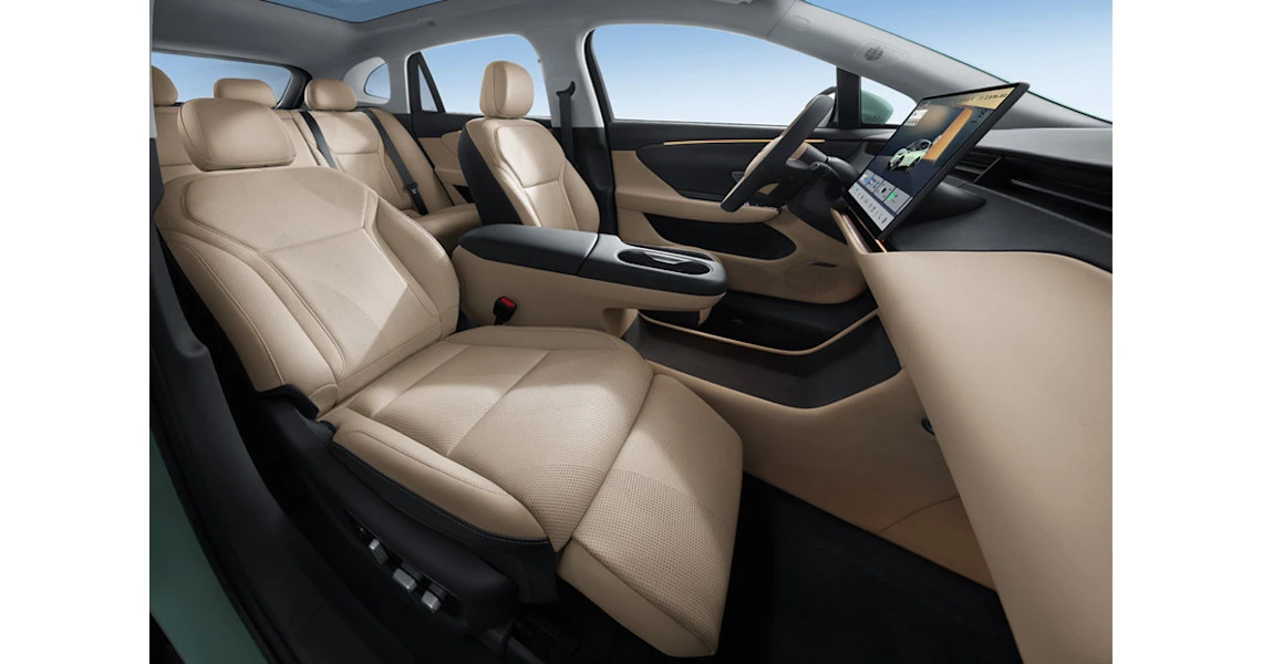 Hongqi EHS5 AWD frontseats view