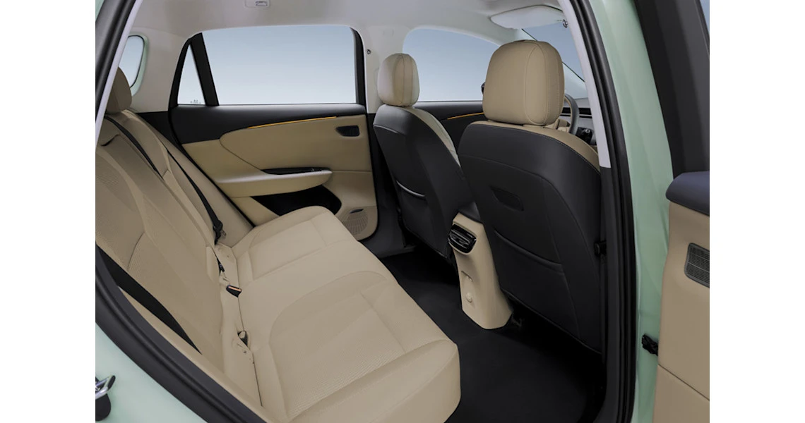 Hongqi EHS5 AWD secondrowseats view