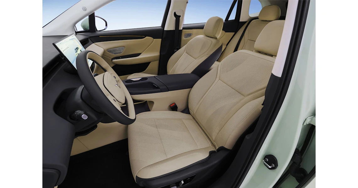 Hongqi EHS5 RWD frontseats view