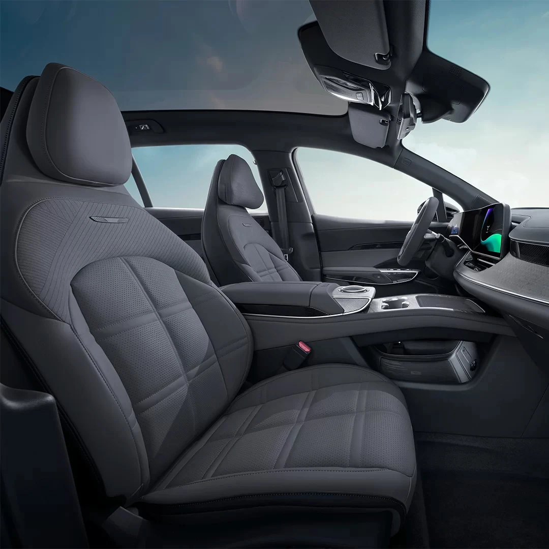 Hongqi EHS7 AWD Pro frontseats view