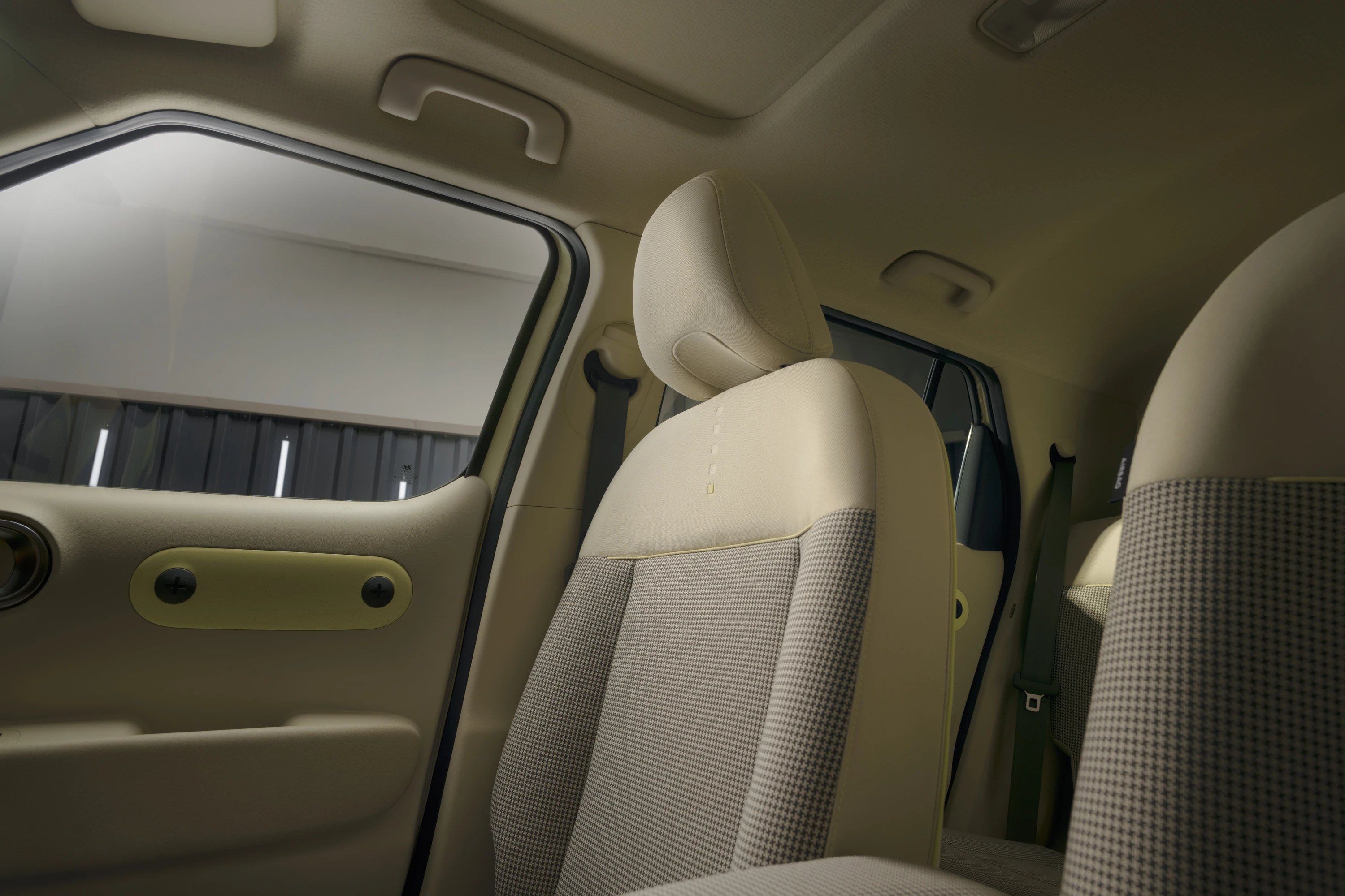 Hyundai INSTER Standard Range frontseats view