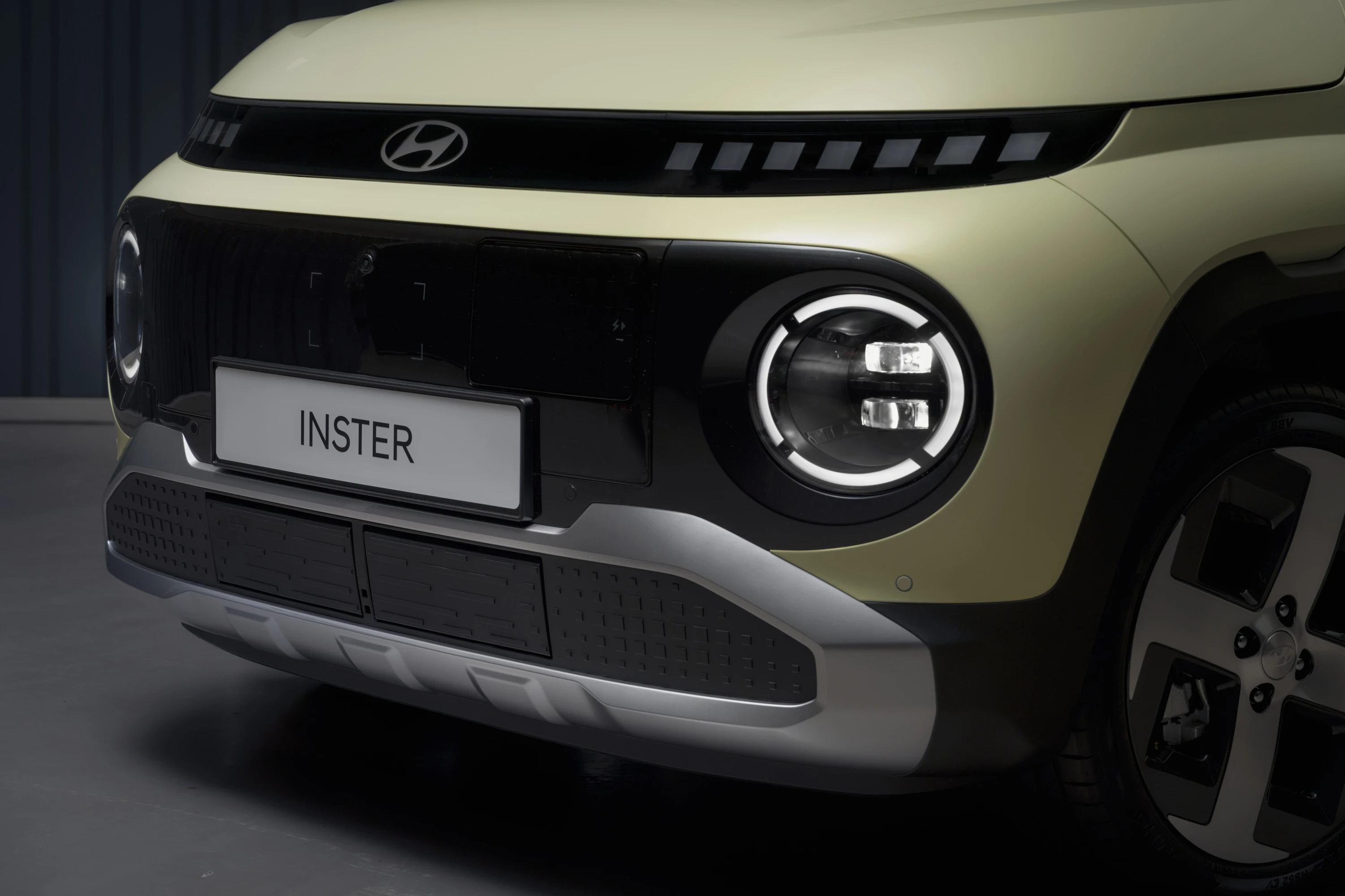 Hyundai INSTER Standard Range headlights view