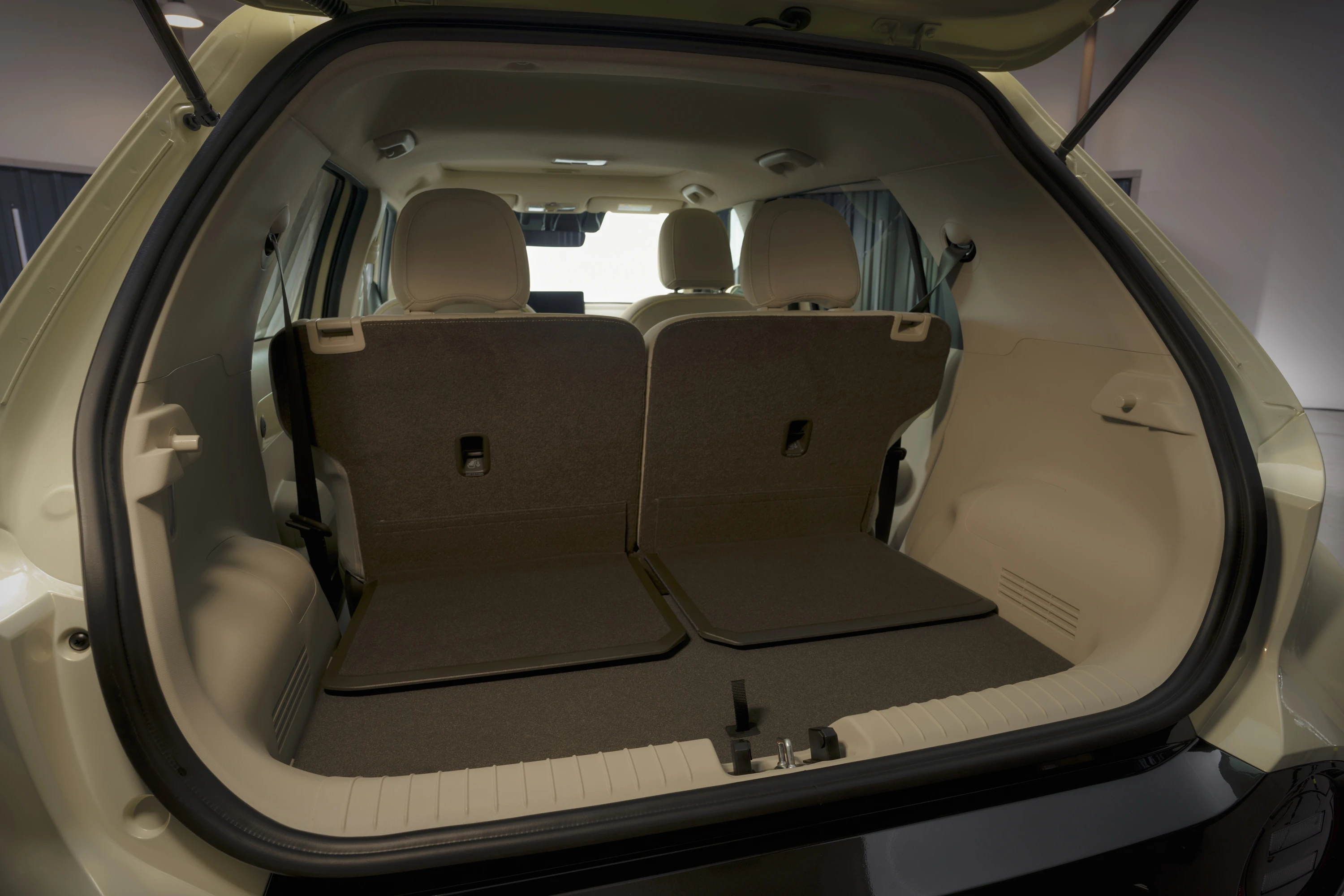 Hyundai INSTER Standard Range trunk view