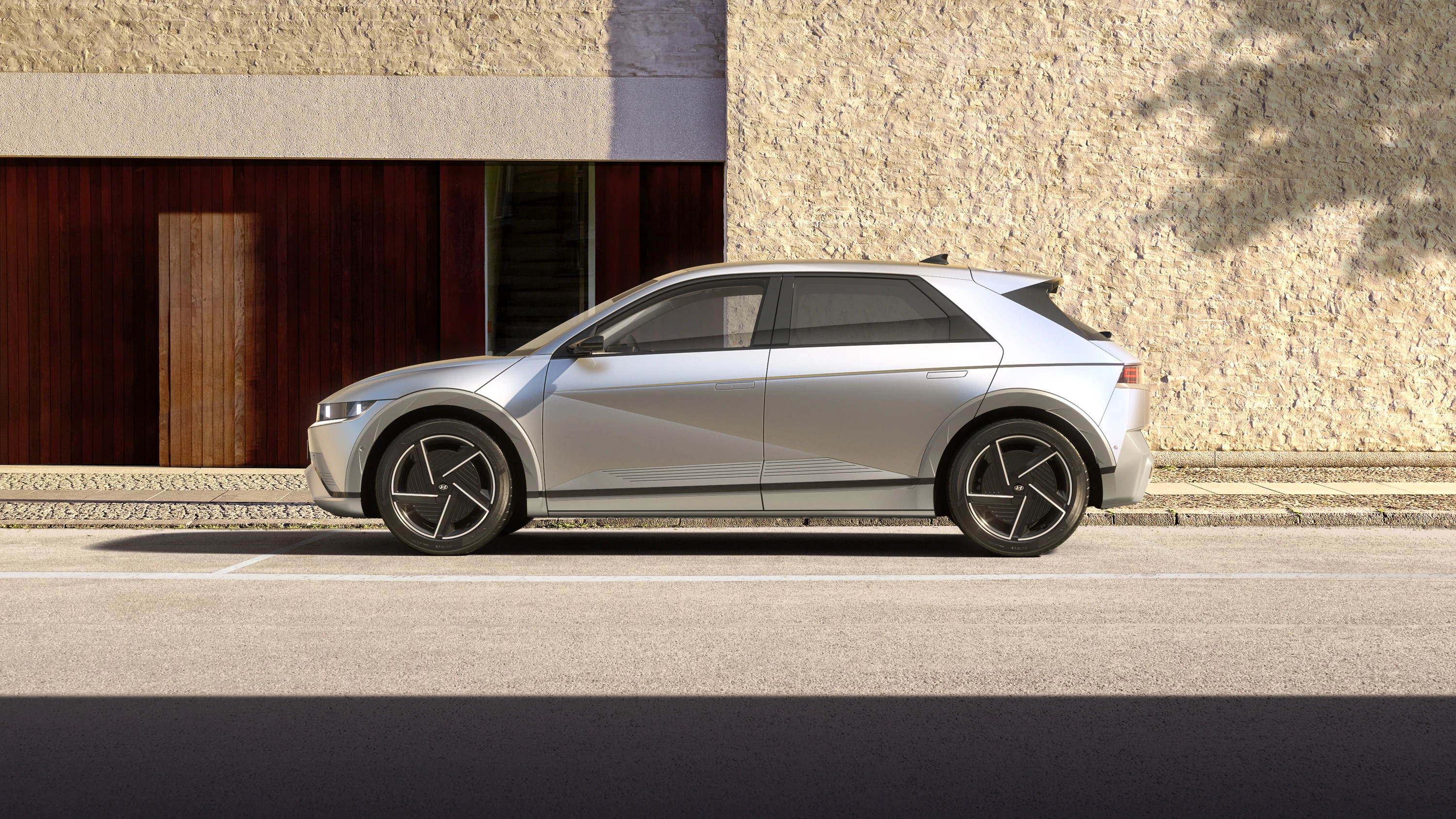 Hyundai Ioniq 5 Long Range RWD exterior view