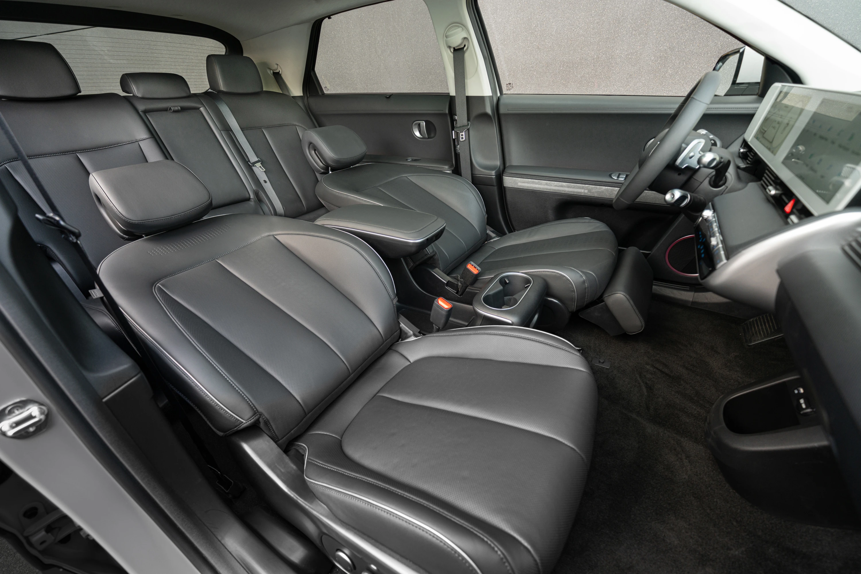 Hyundai IONIQ 5 Standard Range RWD frontseats view