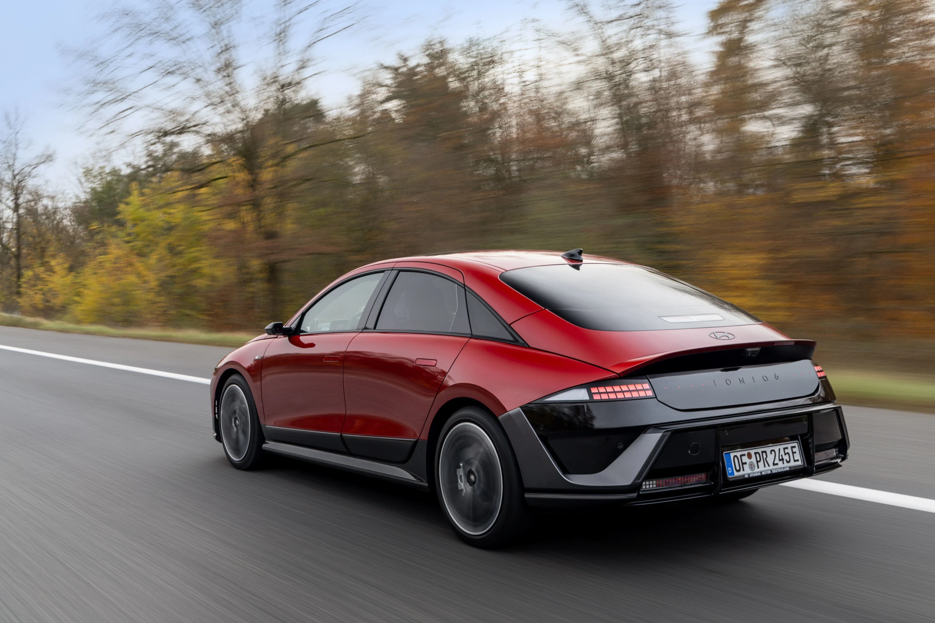 Hyundai Ioniq 6 84 kWh AWD exterior view