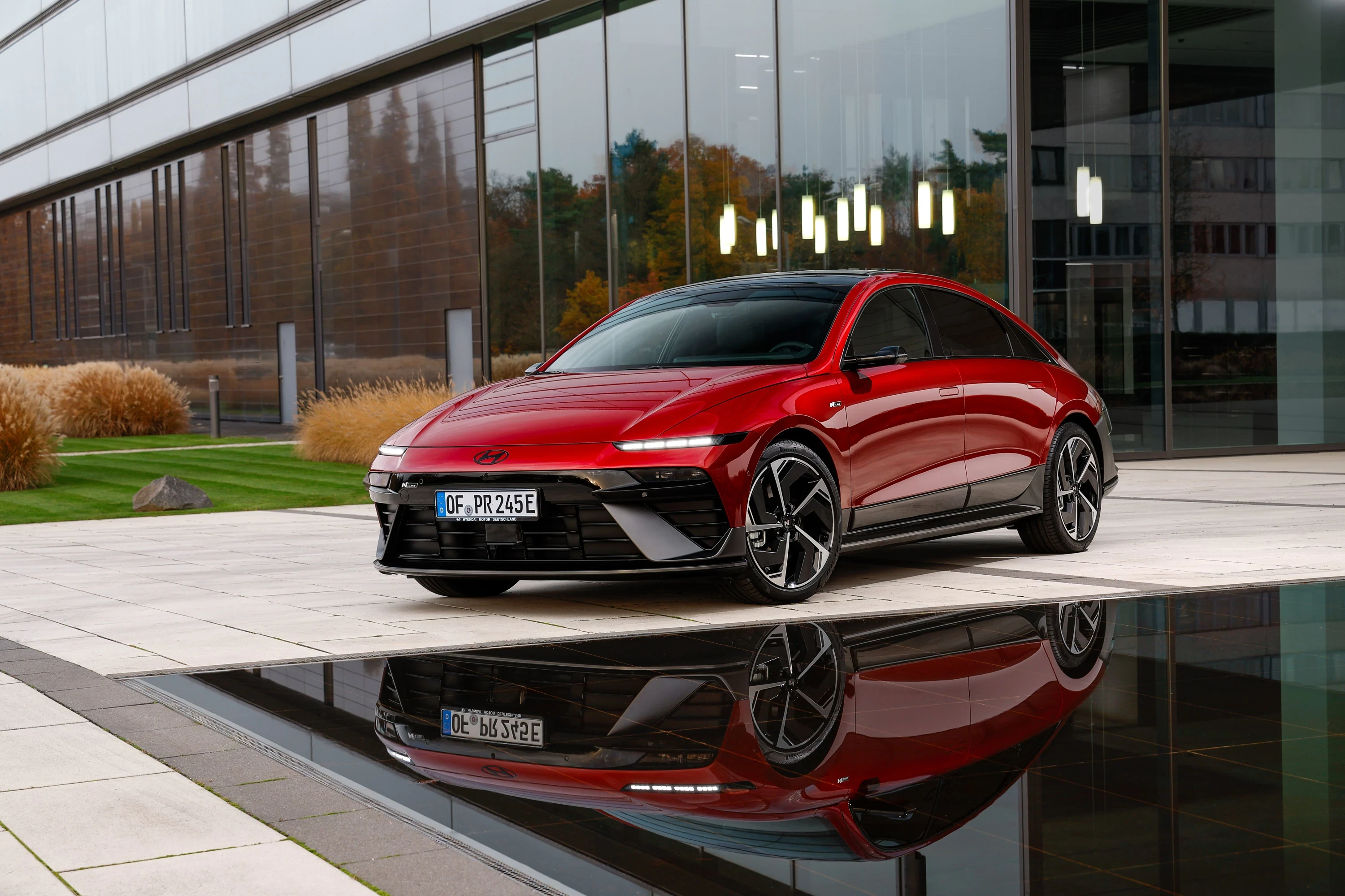 Hyundai Ioniq 6 84 kWh AWD exterior view