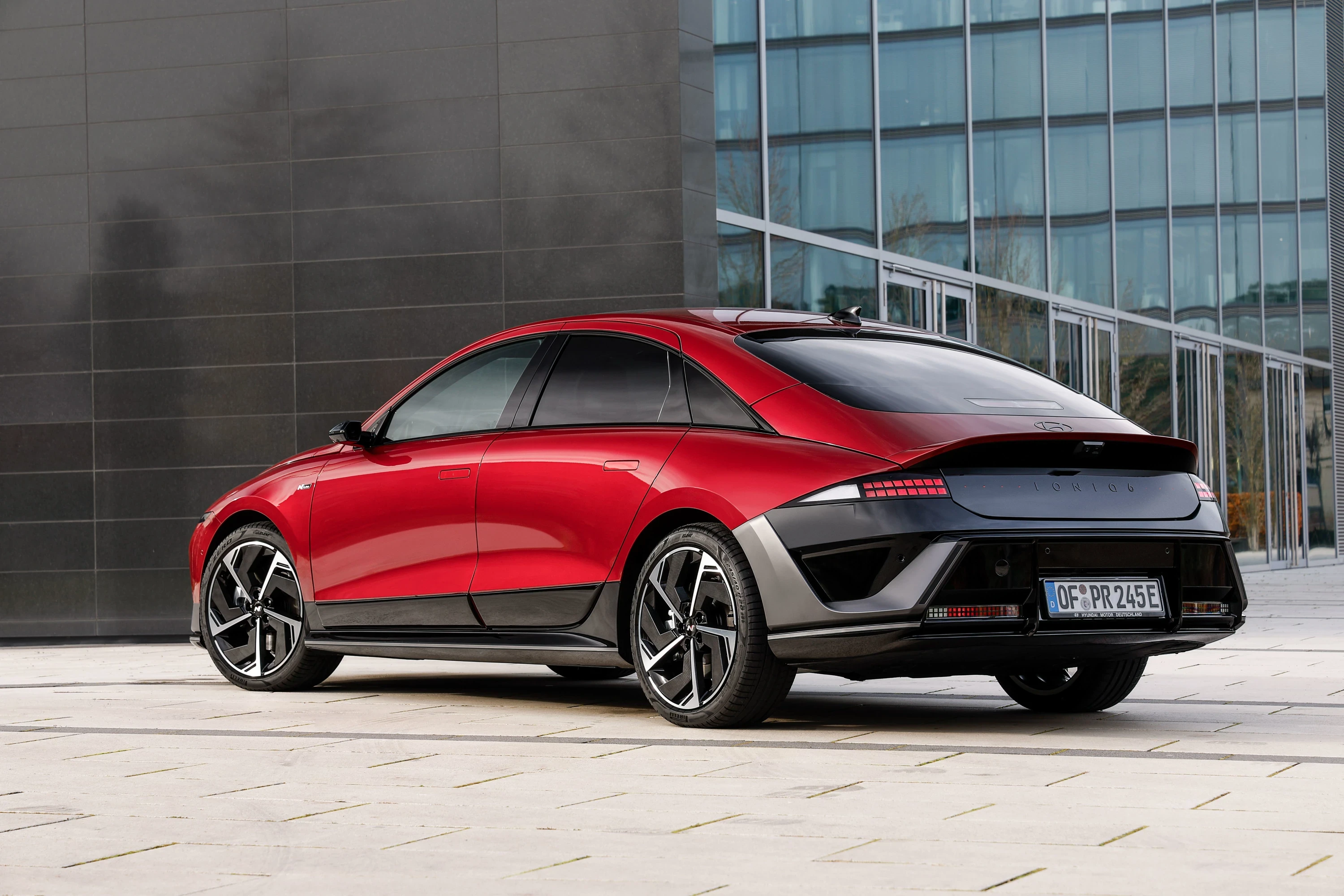 Hyundai Ioniq 6 84 kWh RWD exterior view