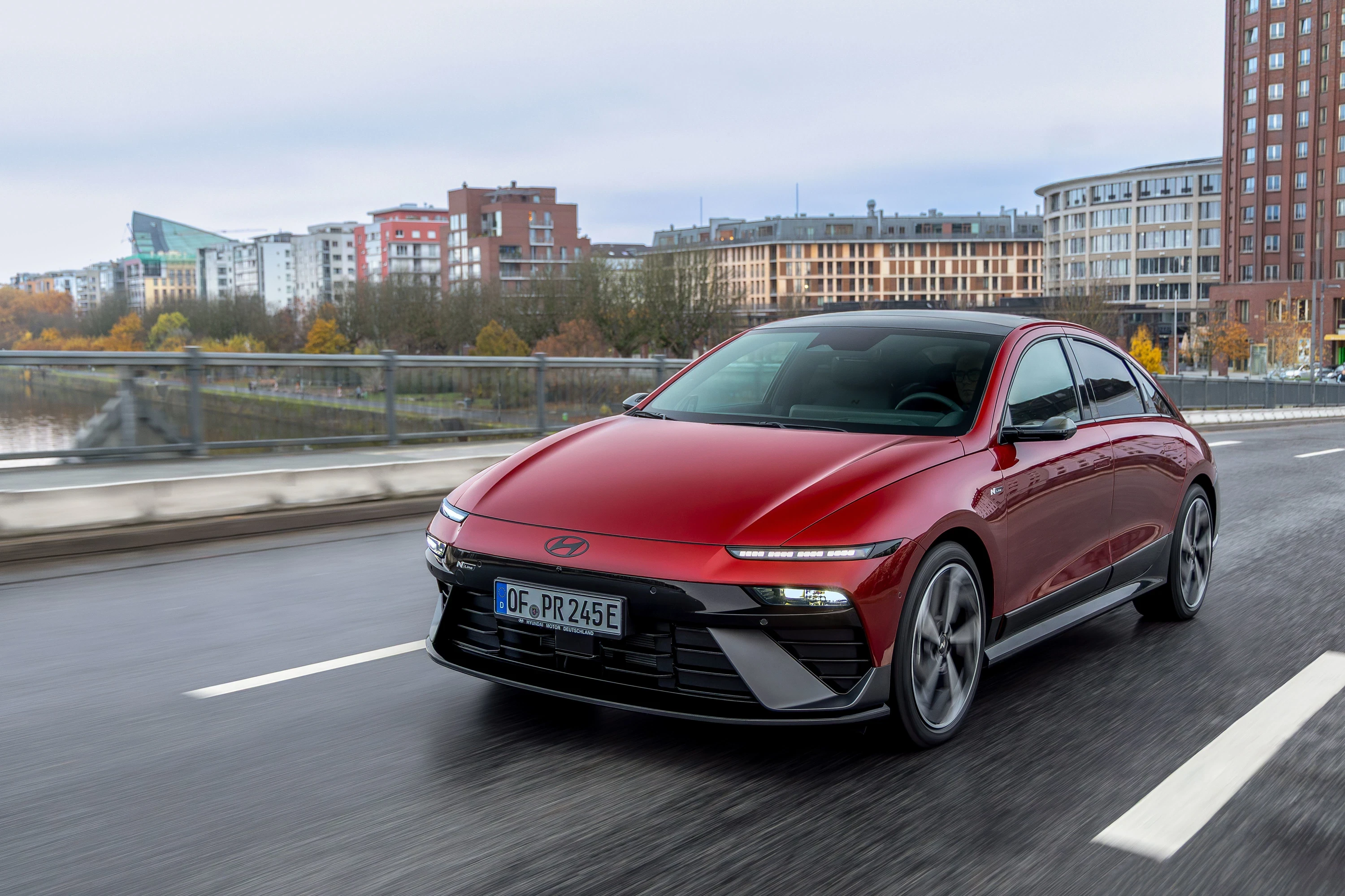 Hyundai Ioniq 6 84 kWh RWD exterior view