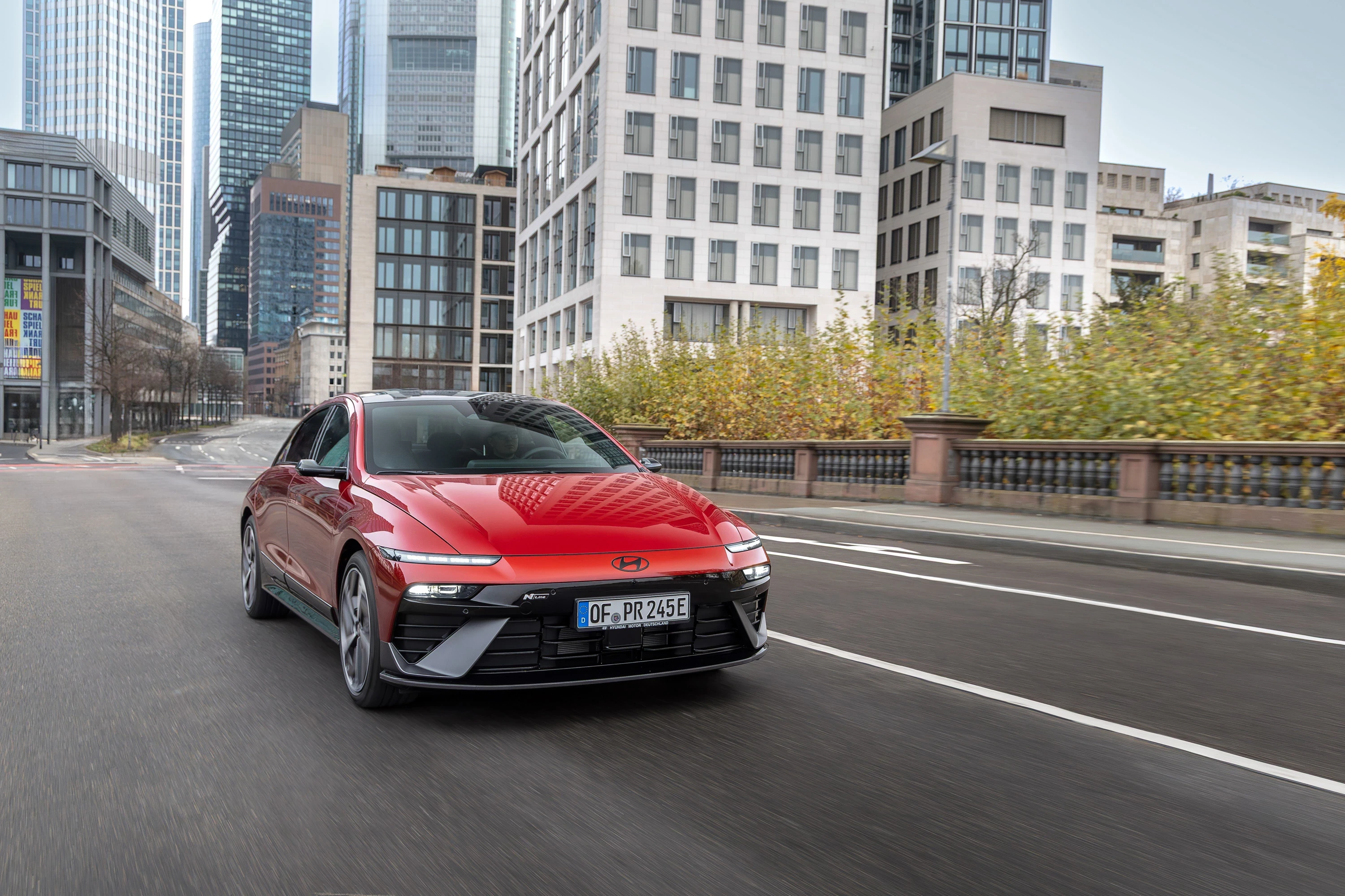 Hyundai Ioniq 6 84 kWh RWD exterior view