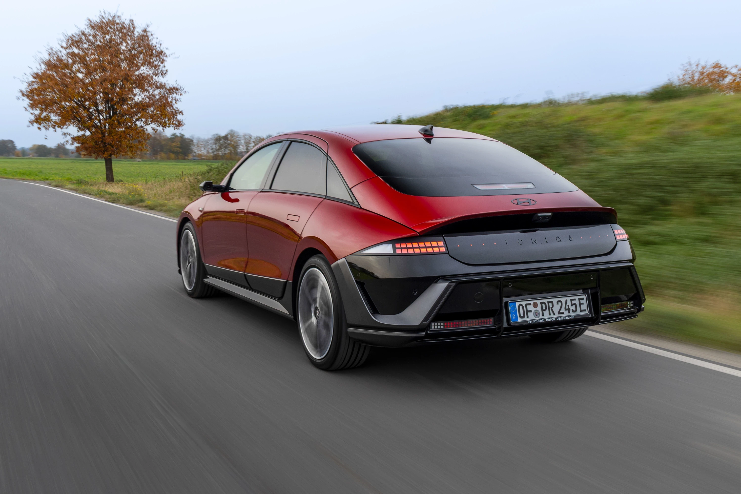 Hyundai Ioniq 6 84 kWh RWD exterior view