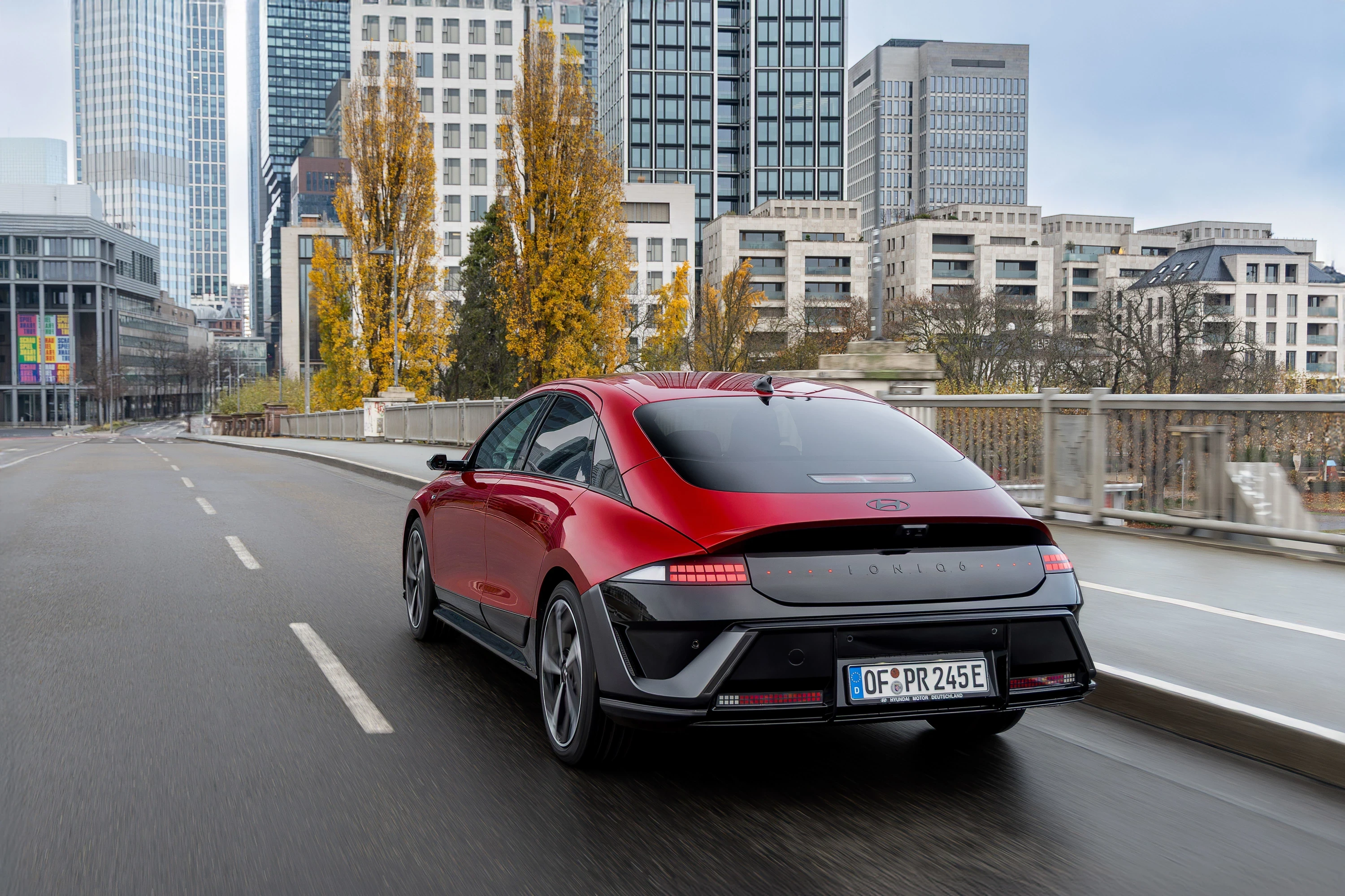 Hyundai Ioniq 6 84 kWh RWD exterior view