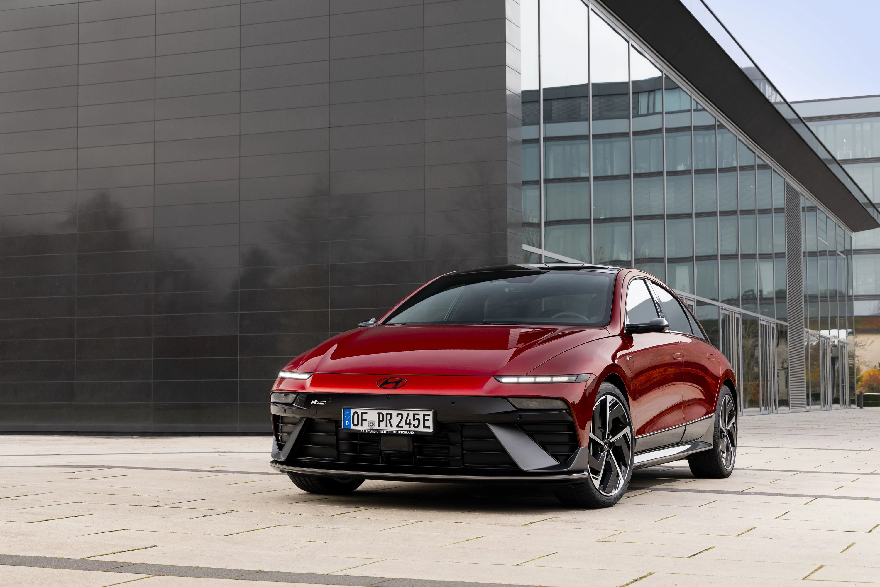 Hyundai Ioniq 6 84 kWh RWD exterior view
