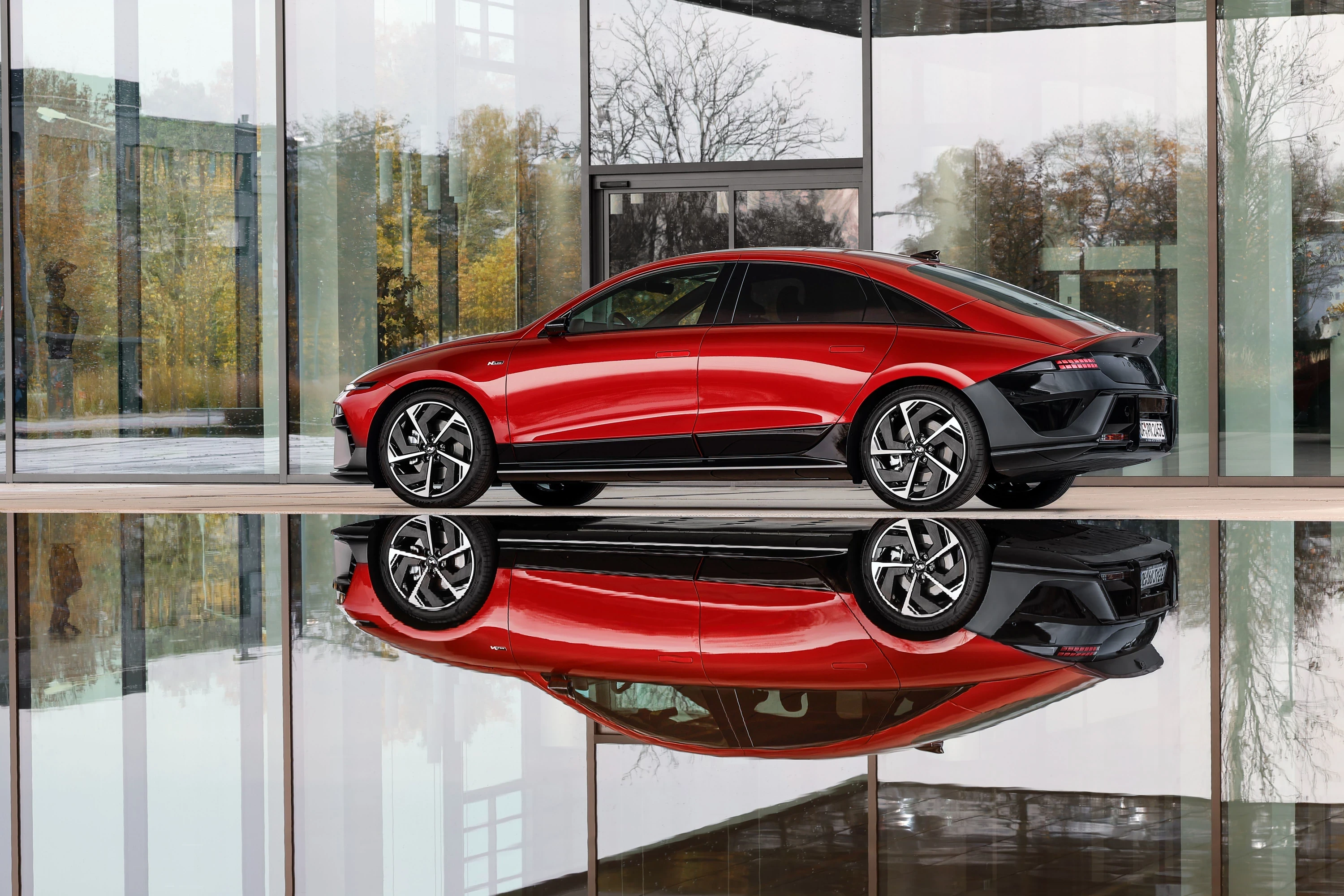 Hyundai Ioniq 6 84 kWh RWD exterior view