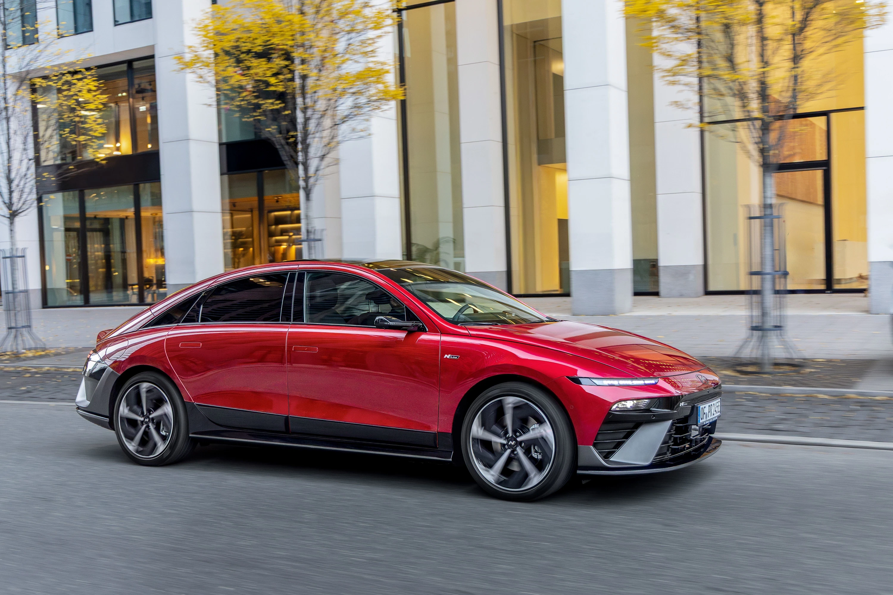 Hyundai Ioniq 6 84 kWh RWD exterior view