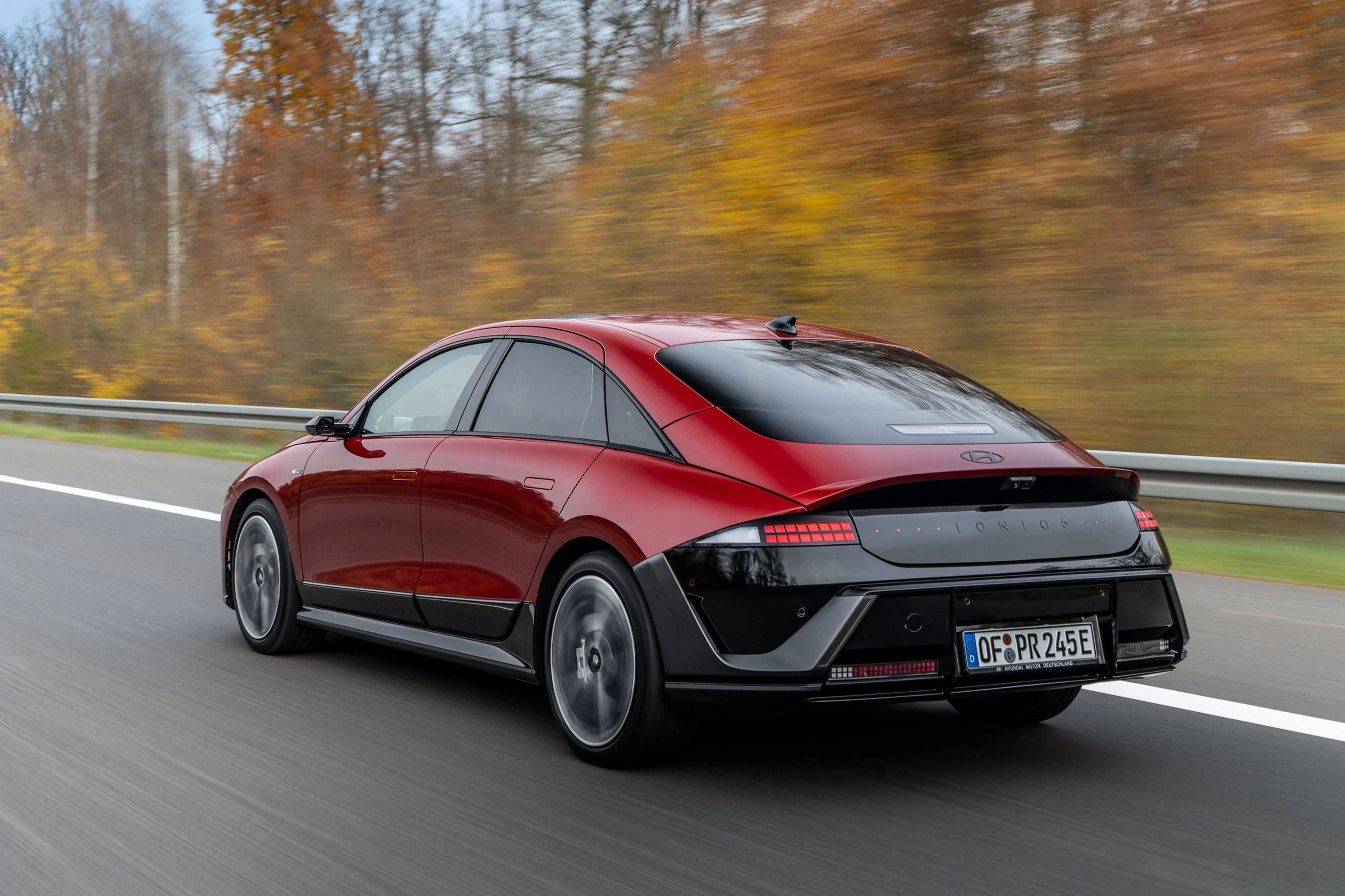 Hyundai Ioniq 6 84 kWh RWD exterior view