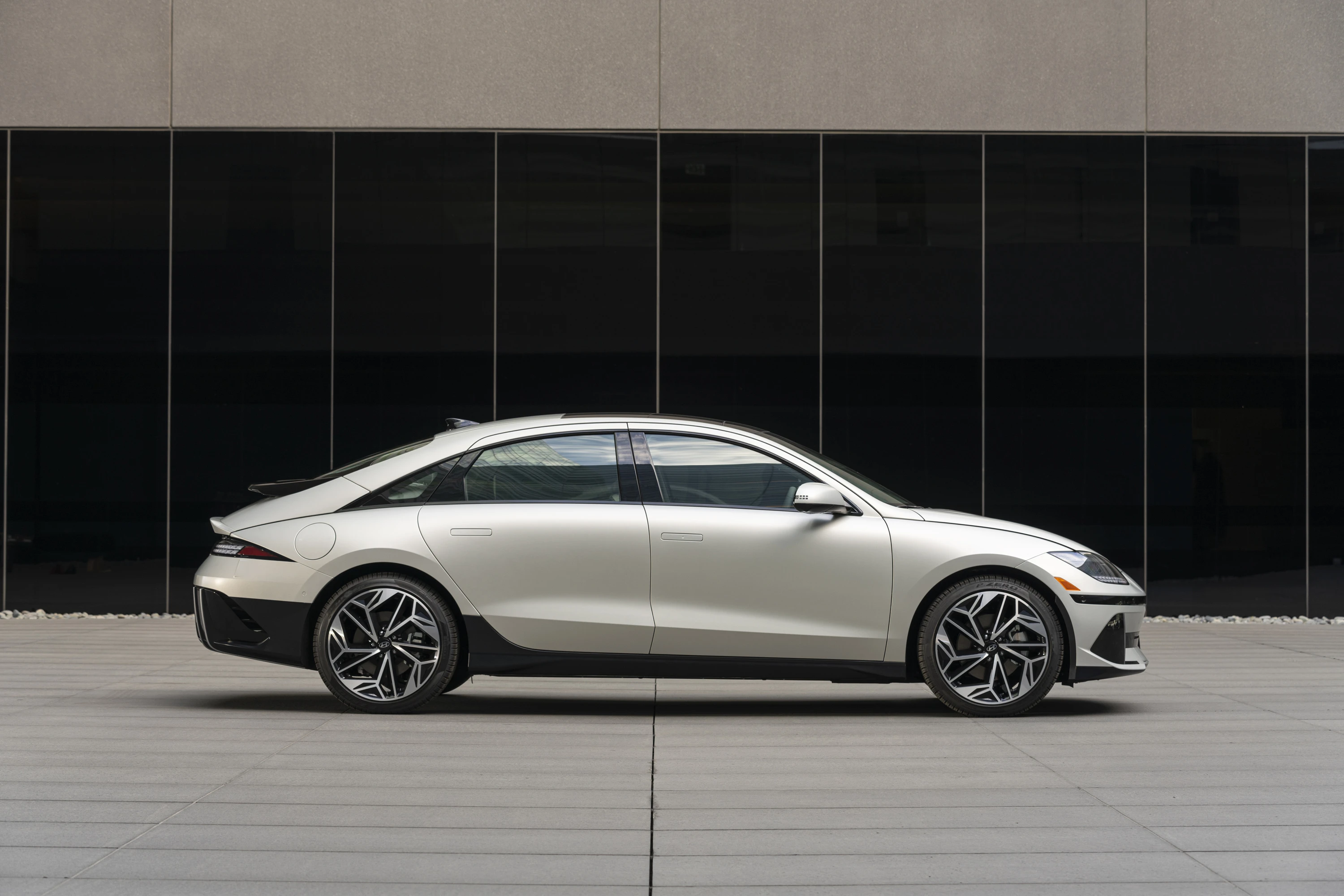 Hyundai Ioniq 6 Long Range AWD exterior view