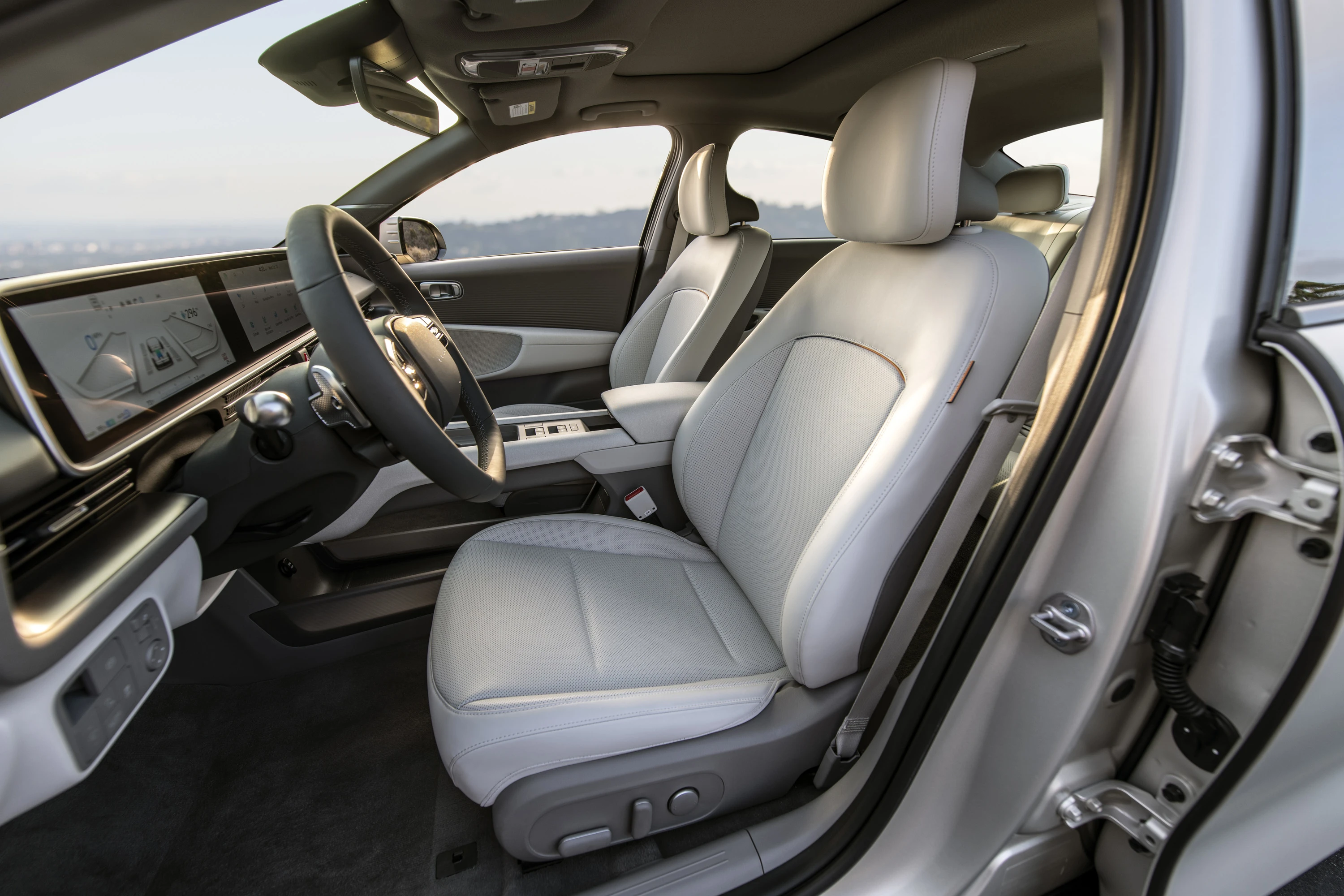 Hyundai Ioniq 6 Long Range RWD frontseats view