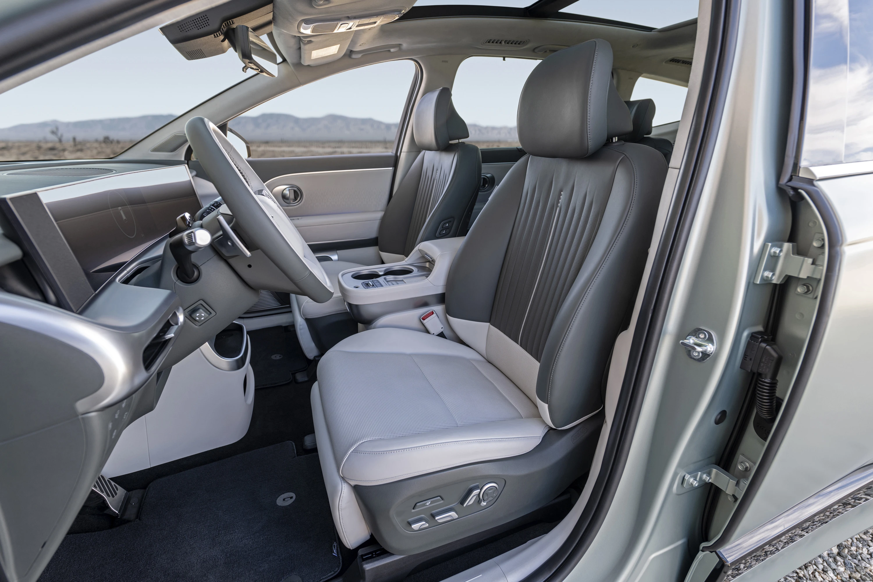 Hyundai IONIQ 9 AWD Performance frontseats view